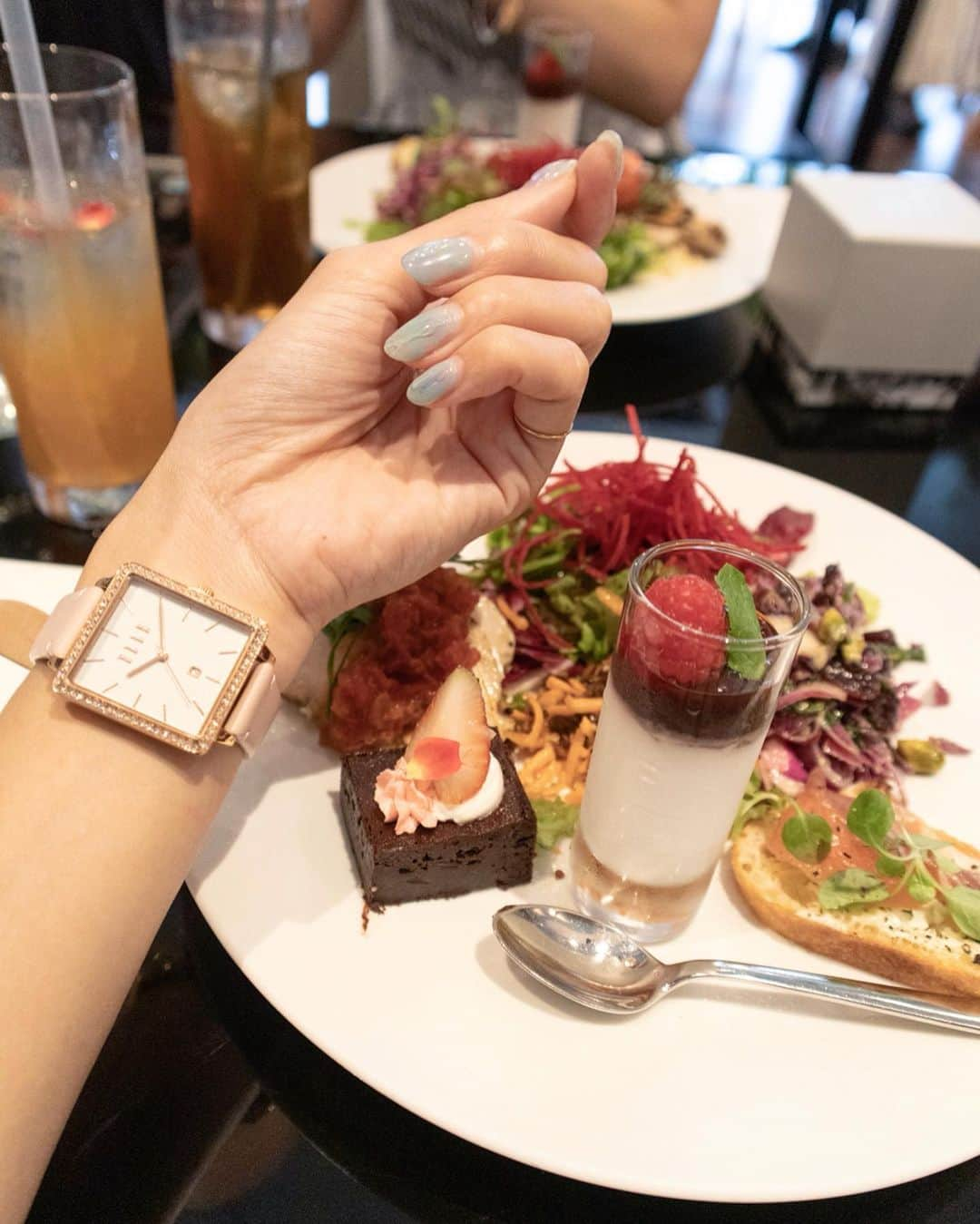 三井菜那さんのインスタグラム写真 - (三井菜那Instagram)「ELLEブランドの時計コレクション 「ELLE WATCH」の 新作発表イベントに行ってきました⌚️✨ ㅤㅤㅤㅤㅤㅤㅤㅤㅤㅤㅤㅤㅤ  ELLE WATCHは、 毎日を楽しく 自由に過ごしたいと思う女性のための時計で、 最新コレクションは パリジャンのファッションにインスパイアされたんだって🇫🇷✨ ㅤㅤㅤㅤㅤㅤㅤㅤㅤㅤㅤㅤㅤ  どれもシンプルでエレガントだから お洋服に合わせやすいし、 すごく軽いからアクセ感覚でつかえるのもうれしい◎ 何本か欲しいなあ🥺💕 ㅤㅤㅤㅤㅤㅤㅤㅤㅤㅤㅤㅤㅤ  新作ウォッチは、 主要オンラインストアにて発売開始しているそうなので チェックしてみてね🧚‍♀️ ㅤㅤㅤㅤㅤㅤㅤㅤㅤㅤㅤㅤㅤ  @elleboutiquejapan #ELLE#ellewatches#parisiananywhere #エル#エルウォッチ#ELLEboutiquejapan」8月30日 21時13分 - nana.0312