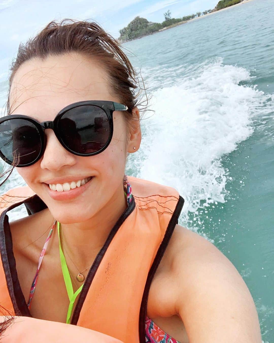 梅園アマンダのインスタグラム：「風邪ひいてしもた🤧 喉が砂に埋もれてるみたいで辛い、、この写真は初めて #ジェットスキー を体験した時の！隣のプライベートビーチまで #カヌー でいくのも楽しかったなあ🛶🧡 ただ、ジェットスキー本当速すぎて、ぶっ飛んでいきそうなiPhone握りしめ過ぎて画面が割れましたw 馬鹿力大発揮🤣😂 . #くしゃみとらまない」