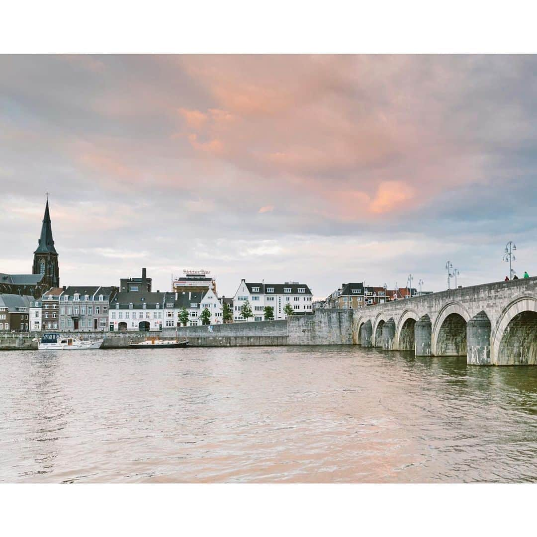 Eelco Roosさんのインスタグラム写真 - (Eelco RoosInstagram)「Starting to feel like a tourist in my own country with views like these. Maastricht @inlimburg in the most southern part of the Netherlands. Give it a visit if your in our country, I promise it will not disappoint. #inlimburg」8月30日 21時15分 - croyable