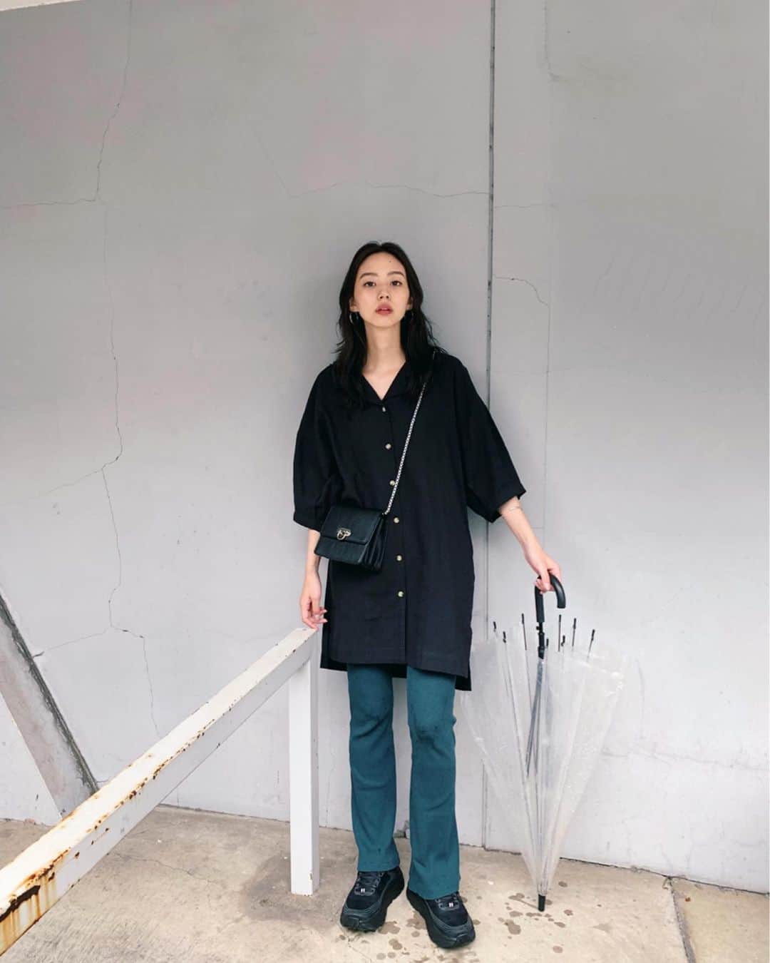 Shiho Sasakiのインスタグラム：「雨の日コーデ☔️ いつの日か載せたTUCKシャツのロングverだよ✨ 腰回りもすっぽり隠れるのでワンピースとしても着れます❣️ 最近ぼちぼち涼しくなってきて嬉しい😂 #MOUSSY#MOUSSYSNAP」