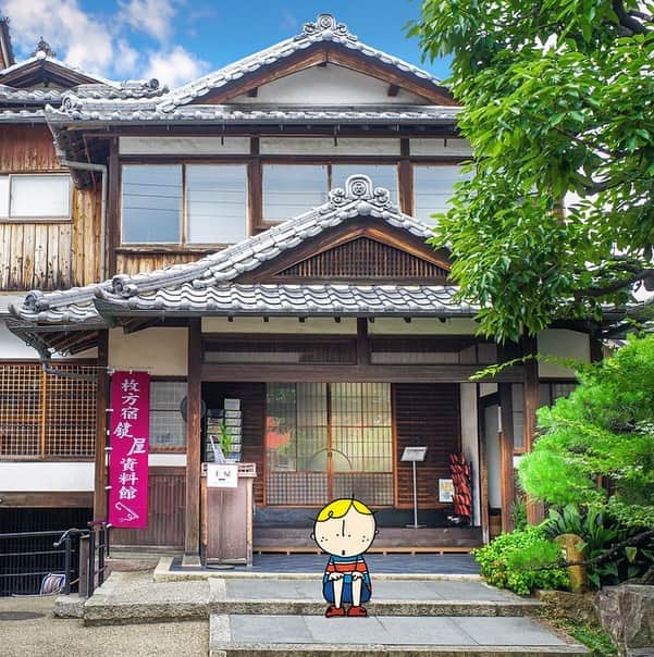 のインスタグラム：「Stepping back in time… in Hirakata! During the Edo period this was a post town on the famous “Kyokaido” road. The townscape of that time still remains. And you can step inside an old ryokan building that is open to the public as a museum 🙌🏻 ⠀⠀⠀⠀⠀ 江戸時代に“京街道”の宿場町でにぎわった枚方。昔の街並みが残るエリアには、旅館の建物を使用した資料館も！ 当時の様子を想像してみるのも楽しいな♪ ⠀⠀⠀⠀⠀ ————————————————————— #maido #withOsakaBob #OSAKA #OsakaJapan #大坂 #오사카 #大阪 #Осака #โอซาก้า　#観光 #大阪旅行 #大阪観光 #오사카여행 #日本景點  #osakatrip  #visitjapan2034 #travel #tourism #sightseeing #travelgram #枚方鍵屋 #Hirakata #edoperiod #枚方」