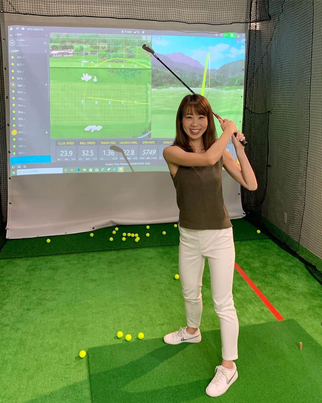 中橋舞さんのインスタグラム写真 - (中橋舞Instagram)「. ゴルフにチャレンジ🏌️‍♀️♪ 横浜の #Gサルースゴルフクラブ で ゴルフレッスン受けてきたよ⛳️ #はじめてのゴルフ . . 旦那さんがゴルフにちょこちょこ行ってて、いつかピョコとついてゴルフデートなんてできたら❤️ . . 早速打つー♪ではなく、そもそも持ち方から教えてもらって、 まずはパターでまっすぐ飛ばす🏌️‍♀️のを教えてもらって 練習したよー🥺 初めは中々空振りが多かったけど、当たると楽しい💞 コーチの北野さんも気さくで、私生活の動きに例えてくれたりして分かりやすく教えてくれましたー🙌 @tatsuro_kitano1123  北野さんはマラソンも走ったことあるみたいでまさかのサブ3.5ランナーだったし！！びっくり‼️ . . 2019年8月にできたばかり✨で 弾道測定器トラックマン4っていう最新機器も導入していて室内なのに飛距離とかパターやドライバーのどの辺にボールが当たっているかっていうのも見られてすごかった😲！！ . . ゴルフもがんばろー♪ #ゴルフレッスン #横浜 #ゴルフ #横浜ゴルフレッスン #コラボベース #pr #ゴルフ初心者 #ゴルフの練習」8月30日 21時20分 - mai_nakahashi