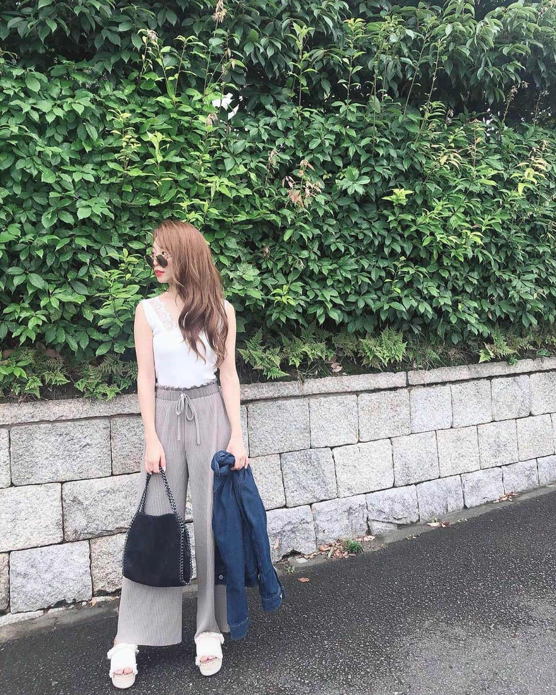 白岩まちこさんのインスタグラム写真 - (白岩まちこInstagram)「≫≫👗...𝐜𝐨𝐨𝐫𝐝𝐢𝐧𝐚𝐭𝐞  ㅤㅤㅤㅤㅤㅤㅤㅤㅤㅤㅤㅤㅤ  Today's Code...❤︎ ㅤㅤㅤㅤㅤㅤㅤㅤㅤㅤㅤㅤㅤ  もう秋物 着ちゃってる🤭🍁 ㅤㅤㅤㅤㅤㅤㅤㅤㅤㅤㅤㅤㅤ ㅤㅤㅤㅤㅤㅤㅤㅤㅤㅤㅤㅤㅤ みんな知ってるかと思うけど、 私の大好きなゆるパンツ👖✨ ㅤㅤㅤㅤㅤㅤㅤㅤㅤㅤㅤㅤㅤ ㅤㅤㅤㅤㅤㅤㅤㅤㅤㅤㅤㅤㅤ  去年、この形のホワイトを買って 履き倒したから、今年は色を変えてモカを選んだ😙✨ ㅤㅤㅤㅤㅤㅤㅤㅤㅤㅤㅤㅤㅤ ㅤㅤㅤㅤㅤㅤㅤㅤㅤㅤㅤㅤㅤ ㅤㅤㅤㅤㅤㅤㅤㅤㅤㅤㅤㅤㅤ ウエストゴムやし、ぺたんこシューズ👟 履いても大丈夫な丈やから この秋もたくさん履いちゃいそう😂‼️ ㅤㅤㅤㅤㅤㅤㅤㅤㅤㅤㅤㅤㅤ ㅤㅤㅤㅤㅤㅤㅤㅤㅤㅤㅤㅤㅤ ㅤㅤㅤㅤㅤㅤㅤㅤㅤㅤㅤㅤㅤ ちなみに、158cmでMサイズ🥰✨ ㅤㅤㅤㅤㅤㅤㅤㅤㅤㅤㅤㅤㅤ ㅤㅤㅤㅤㅤㅤㅤㅤㅤㅤㅤㅤㅤㅤㅤㅤㅤㅤㅤㅤㅤㅤㅤㅤㅤㅤ ㅤㅤㅤㅤㅤㅤㅤㅤㅤㅤㅤㅤㅤ 👗 @fifth_store  ㅤㅤㅤㅤㅤㅤㅤㅤㅤㅤㅤㅤㅤ  ㅤㅤㅤㅤㅤㅤㅤㅤㅤㅤㅤㅤㅤ ㅤㅤㅤㅤㅤㅤㅤㅤㅤㅤㅤㅤㅤ ちなみに６枚目の @editsheen_storeの PCケース🖥 ㅤㅤㅤㅤㅤㅤㅤㅤㅤㅤㅤㅤㅤ ㅤㅤㅤㅤㅤㅤㅤㅤㅤㅤㅤㅤㅤ ㅤㅤㅤㅤㅤㅤㅤㅤㅤㅤㅤㅤㅤ PCケースやけど色々入るから、 旅行用の小分けケースとしても使ってる😂‼️ ㅤㅤㅤㅤㅤㅤㅤㅤㅤㅤㅤㅤㅤ ㅤㅤㅤㅤㅤㅤㅤㅤㅤㅤㅤㅤㅤ ㅤㅤㅤㅤㅤㅤㅤㅤㅤㅤㅤㅤㅤ 明日から、山梨県のフェス行くねん😙🎶ㅤㅤㅤㅤㅤㅤㅤㅤㅤㅤㅤㅤㅤ ㅤㅤㅤㅤㅤㅤㅤㅤㅤㅤㅤㅤㅤ  ㅤㅤㅤㅤㅤㅤㅤㅤㅤㅤㅤㅤㅤ そう、ラブシャ💓 ㅤㅤㅤㅤㅤㅤㅤㅤㅤㅤㅤㅤㅤ ㅤㅤㅤㅤㅤㅤㅤㅤㅤㅤㅤㅤㅤ ㅤㅤㅤㅤㅤㅤㅤㅤㅤㅤㅤㅤㅤ さっそく小分けケースとして色々入れて持っていく😙✨ ㅤㅤㅤㅤㅤㅤㅤㅤㅤㅤㅤㅤㅤ ㅤㅤㅤㅤㅤㅤㅤㅤㅤㅤㅤㅤㅤ ㅤㅤㅤㅤㅤㅤㅤㅤㅤㅤㅤㅤㅤ あした、ラブシャ行く人いる🕺🏻🕺🏻🕺🏻？？ ㅤㅤㅤㅤㅤㅤㅤㅤㅤㅤㅤㅤㅤ ㅤㅤㅤㅤㅤㅤㅤㅤㅤㅤㅤㅤㅤ ㅤㅤㅤㅤㅤㅤㅤㅤㅤㅤㅤㅤㅤ ㅤㅤㅤㅤㅤㅤㅤㅤㅤㅤㅤㅤㅤ  #白岩まちこ#fifth#fifthtl#フィフス #Vネックレースキャミニット#EditSheen  #エディットシーン#バッグ#BAG #イージーリブパンツ#PCケース #ラブシャ2019#低身長コーデ#詐欺テク#セルフアレンジ#簡単アレンジ#ザラジョ#ラブシャ #ファッションコーデ#夏コーデ#夏コーディネート#大人可愛い#大人カジュアルコーデ#きれいめカジュアル#プチプラ#プチプラコーデ#プチプラファッション#パンツコーデ #パンツ#カジュアル」8月30日 21時20分 - machichas