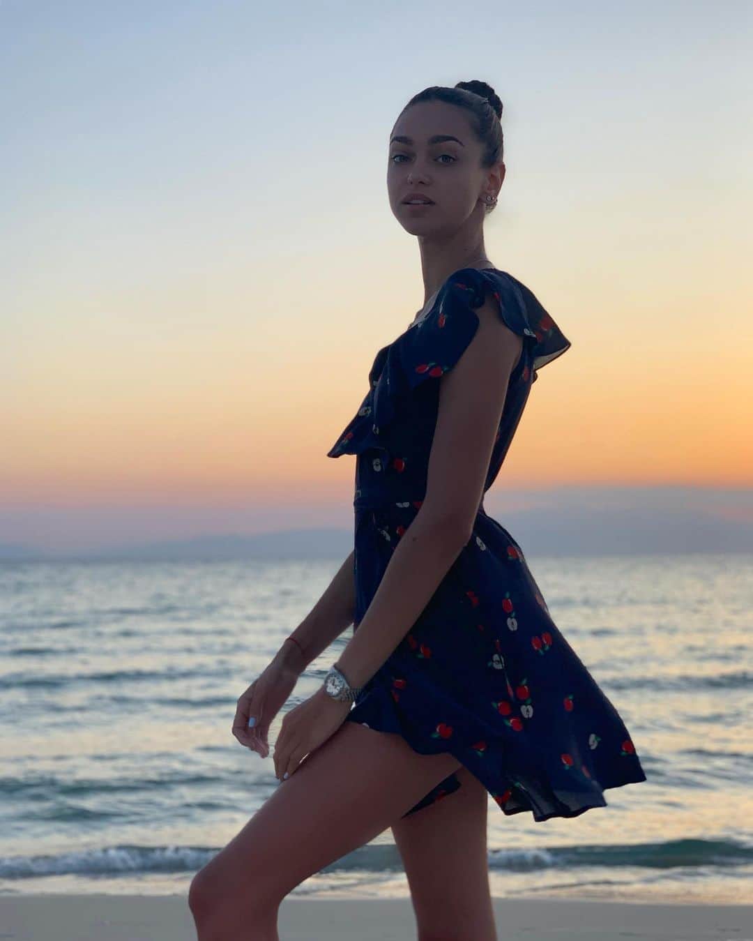 Zhenya Katavaのインスタグラム：「Если бы у вас был билет в один конец , куда бы вы отправились ? 🌏🌍🌎 Тем временем неделя подходит к концу , а это значит осталась последняя Суббота этого лета ! Всем желаю насладиться  ею по полной 🔥 ♥️ #sunset」