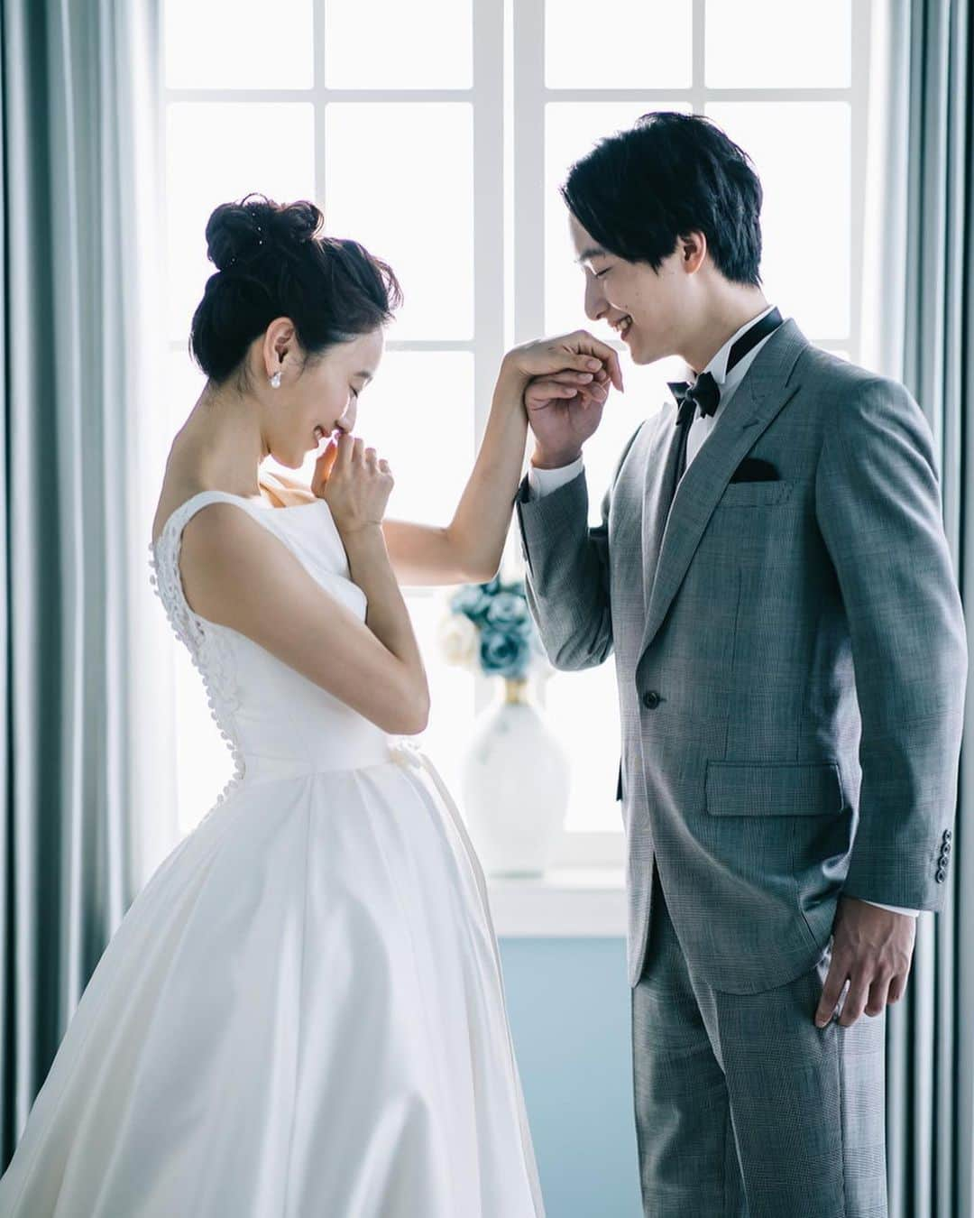 プレ花嫁の結婚式準備サイト marry【マリー】さんのインスタグラム写真 - (プレ花嫁の結婚式準備サイト marry【マリー】Instagram)「* 韓国風のウェディングフォトを ＼なんと東京で！お台場で！／ 撮れるフォトスタジオがあるって 知ってますか？✨💎 * スタジオの名前は『ルミナス東京』🗼 #スタジオルミナス東京 のハッシュタグで、 実際に撮影した方のデータが たくさん見られます💕 （すごく素敵ですよね😭💖） * * #韓国ウェディングフォト のような お花いっぱいの背景や 三連窓、ブルーとホワイトのロマンチックな壁や まるで洋館の中にいるような写真が スタジオの中だけで撮れちゃいます💖  場所は、ゆりかもめ線 #テレコムセンター 駅直結のビル🚉 室内なのに、 まるで自然光が注いでいるような ライティングに感動します🌟  5枚目のような【高度なレタッチ技術】も 支持されている理由。 リクエストすれば、こんな風に ウエストを細くしてもらったり、 二の腕をほっそりさせることも可能。  もちろん、「自然に！」とか「加工なしで！」 というリクエストもオッケー。  一人一人の理想の花嫁姿を追求できます💎✨ * 韓国風のウェディングフォトに憧れるけど、 韓国に行くのは遠いし もっと手軽に撮影したい.... というプレ花嫁さん卒花嫁さんに おすすめしたいフォトスタジオです✨  ストーリーにアップした marryの記事では、 気になる料金についてや 「marry見た」で貰える特典について説明しています💖 ストーリーから記事を見るか、 @marryxoxo_id で【13364】と入れて 記事をご覧ください💎✨ * ❁˚ #プレ花嫁#卒花#卒花嫁#2019春婚#2019夏婚#2019秋婚#2019冬婚#2020春婚#2020夏婚#2020秋婚#2020冬婚#結婚式準備#プロポーズ#婚約#ウェディングフォトスタジオ#東京フォトスタジオ#韓国フォトスタジオ#前撮りスタジオ#スタジオ前撮り#ウェディング前撮り#韓国フォト#韓国旅行#お台場デート#ゆりかもめ線#フォトウェルカムボード#marryxoxo」8月30日 21時21分 - marryxoxo_wd