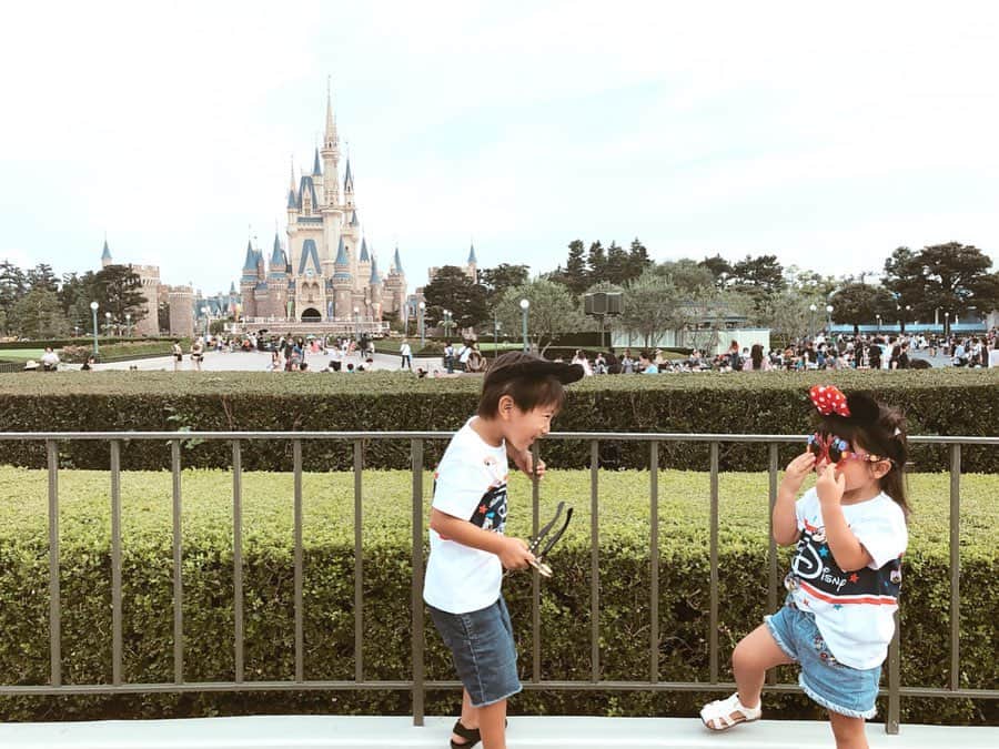 高橋菜摘のインスタグラム：「🏰 2人の世界は続きます😂 チビカップル可愛いなぁ。 Tシャツがレトロで可愛いかった👚 またすぐ行きたくなっちゃうくらい この日が楽しすぎて余韻がすごい😭❤︎ それにしてもチケット購入から ショー抽選にファストパス入手まで 全て携帯で出来ちゃうなんて本当便利！ でも充電切れた場合どうするんだろう？ そればっか気になってた。笑 _________________ #disney」