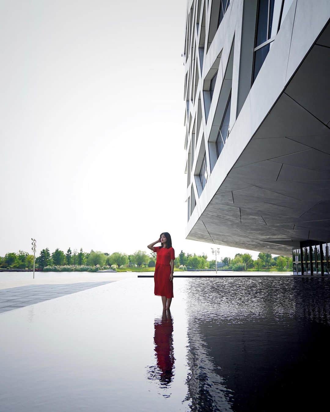 Koichiのインスタグラム：「. . 杭州に出逢う . Hangzhou Yuhang Opera ここはオペラハウス。とにかく杭州にはスケールの大きい、美しいモダン建築がいっぱいあります。 . @visit_hangzhou #杭州に出逢う #杭州 #杭州旅行 #hangzhou #visithangzhou #余杭大剧院 .」