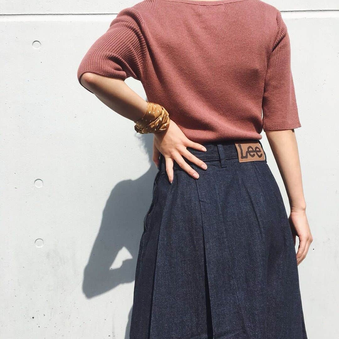 SLOBE IENAさんのインスタグラム写真 - (SLOBE IENAInstagram)「バックのロゴがファッションのポイントに♪﻿ ﻿ tops(slobe)¥7,000+tax﻿ skirt(LEE×slobe)¥13,000+tax﻿ スカーフ(slobe)¥3,000+tax﻿ ﻿ ▶︎画像をタップしてショッピング！﻿ ﻿ #SLOBEIENA﻿ #SLOBE﻿ #ienaslobe﻿ #SLOBEIENAルミネエスト﻿ #ルミネエスト﻿ #LEE」8月30日 21時23分 - slobeiena