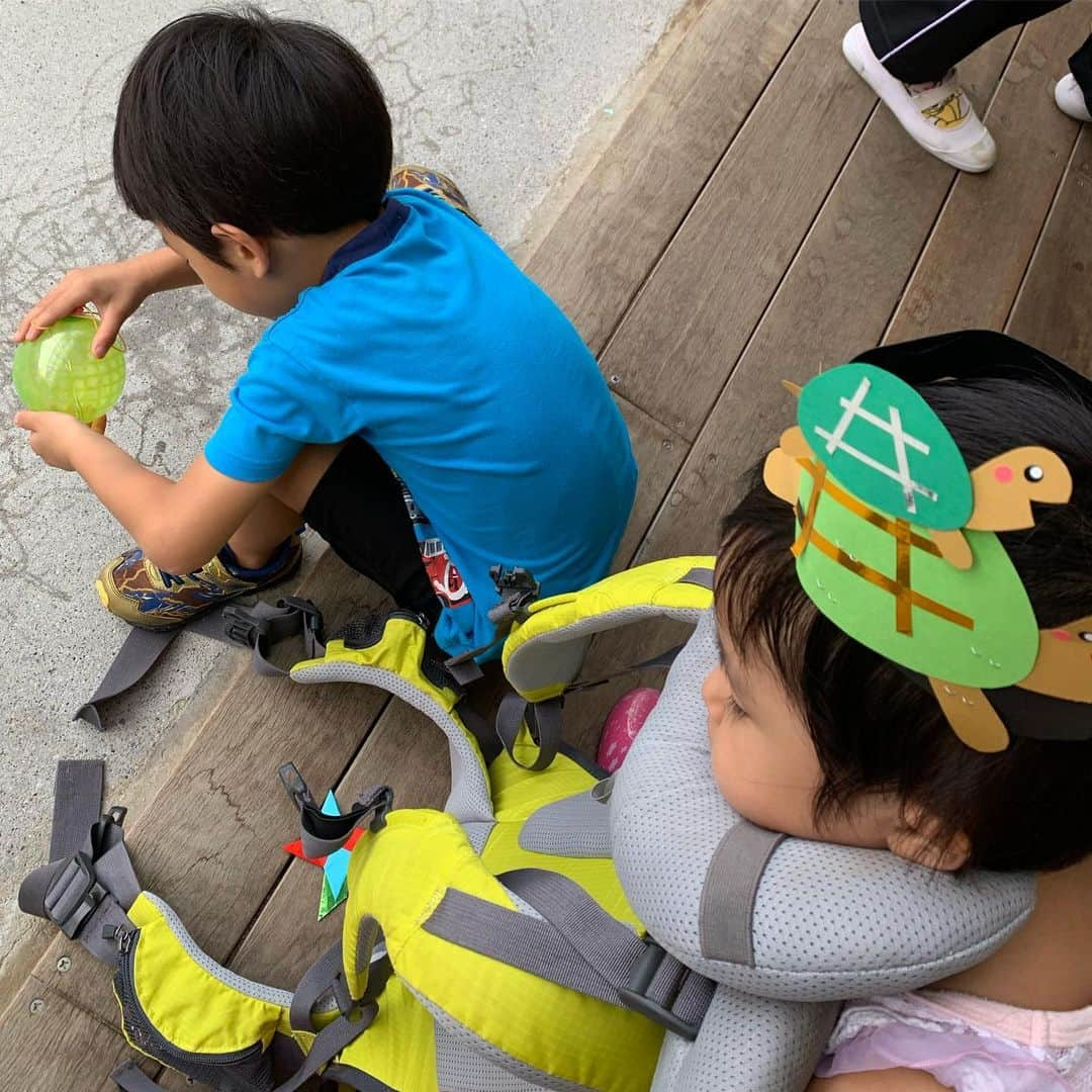 尾川とも子さんのインスタグラム写真 - (尾川とも子Instagram)「幼稚園で縁日祭りでした。 みんな甚兵衛や浴衣で来ていて、 私って、そういうところ疎くて💦  友達と写真撮ろうとすると、チク坊とちとちゃんだけ私服で💦 将来見たときに惨めになるんじゃないかと思って  少々後悔と反省💦」8月30日 21時25分 - ogawatomoko_bouldering