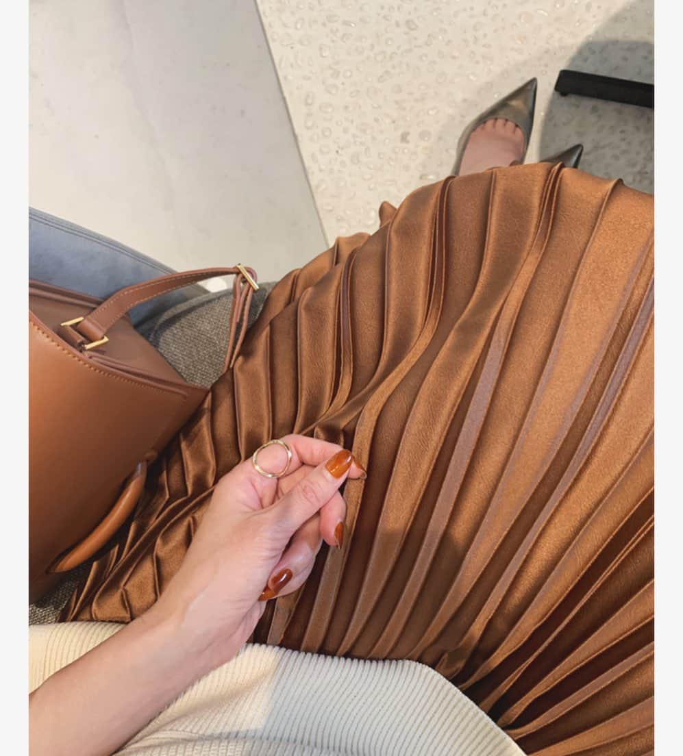 Mica Taniguchiさんのインスタグラム写真 - (Mica TaniguchiInstagram)「. なーんて素敵なカフェ 空間と流れてる空気も心地良くて、すごくいい！！ IGでご紹介されてる方が多くて行ってみたかった場所🧡  買ったばかりのスカートを履いて行きました、笑  代官山樫山 #kashiyamadaikanyama  with @aya_green1010  @kashiyama_daikanyama #代官山#代官山樫山」8月30日 21時35分 - mica_taniguchi