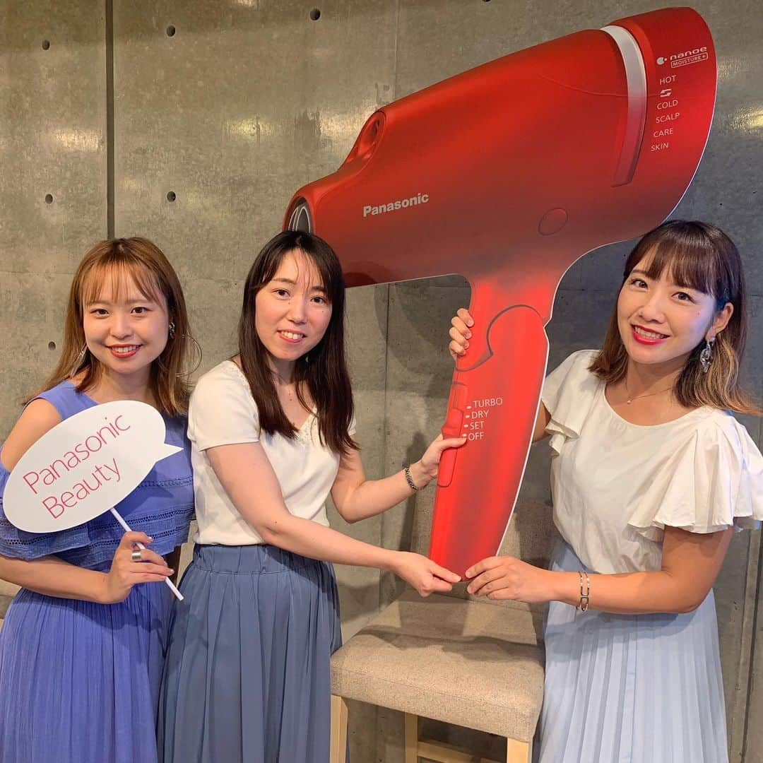 美的 Biteki's official Instagram! さんのインスタグラム写真 - (美的 Biteki's official Instagram! Instagram)「「美的Café with Panasonic Beauty」、つづいては9月1日に新発売するパナソニック ビューティの新ヘアードライヤー「ナノケア」の効果を実際に体験！ スタッフさんに使い方を教わりながら、皆でドライに挑戦しました♪  うるおい髪に導くヘアードライヤーを使った乾かし方のポイントは... ★ブラシを通し髪の水分を均一にしてもつれを取り、タオルで大まかに水分を取る。 ★はじめに髪の根元から、そして中間～毛先と乾かす。 ★仕上げに頭頂部から毛先に向け、手ぐしを通しながら乾かす。 ★ブラシまたは手ぐしで髪を整え、冷ます。  実際に体験してみた参加者からは、「指通りが良くなった」「広がっていたけど、まとまった」との声が♪ 見た目にもツヤッサラッとした髪になっていました✨  そんな大注目のヘアードライヤー「ナノケア」。なんと話題のヘアケアセットが当たるキャンペーン「 #ウワサのNEWナノケア」が9月2日から28日まで実施されます！ 公式ツイッター（@PanasonicBeauty）をフォローし、水原希子さんの実感動画をリツイートすると100名様に「THE PUBLIC ORGANIC」のヘアーケアセットが当たります🎁 『美的』でもベストコスメ受賞の名品をゲットできる大チャンス！ぜひ参加してみてくださいね！  パナソニック ビューティのヘアードライヤー「ナノケア」をはじめ、そのほかイベントの様子は後日美的.comにて紹介します。お楽しみに♪  ヘアードライヤー『ナノケア』EH-NA0B　全2色 オープン価格　2019年9月1日発売予定  #パナソニックビューティ #PanasonicBeauty #ナノイーは新世代へ #1800パーセント#ナノケア #ヘアケア #美的カフェ #美的 #micafeto」8月30日 21時26分 - bitekicom