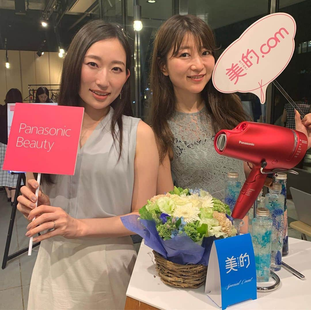 美的 Biteki's official Instagram! さんのインスタグラム写真 - (美的 Biteki's official Instagram! Instagram)「「美的Café with Panasonic Beauty」、つづいては9月1日に新発売するパナソニック ビューティの新ヘアードライヤー「ナノケア」の効果を実際に体験！ スタッフさんに使い方を教わりながら、皆でドライに挑戦しました♪  うるおい髪に導くヘアードライヤーを使った乾かし方のポイントは... ★ブラシを通し髪の水分を均一にしてもつれを取り、タオルで大まかに水分を取る。 ★はじめに髪の根元から、そして中間～毛先と乾かす。 ★仕上げに頭頂部から毛先に向け、手ぐしを通しながら乾かす。 ★ブラシまたは手ぐしで髪を整え、冷ます。  実際に体験してみた参加者からは、「指通りが良くなった」「広がっていたけど、まとまった」との声が♪ 見た目にもツヤッサラッとした髪になっていました✨  そんな大注目のヘアードライヤー「ナノケア」。なんと話題のヘアケアセットが当たるキャンペーン「 #ウワサのNEWナノケア」が9月2日から28日まで実施されます！ 公式ツイッター（@PanasonicBeauty）をフォローし、水原希子さんの実感動画をリツイートすると100名様に「THE PUBLIC ORGANIC」のヘアーケアセットが当たります🎁 『美的』でもベストコスメ受賞の名品をゲットできる大チャンス！ぜひ参加してみてくださいね！  パナソニック ビューティのヘアードライヤー「ナノケア」をはじめ、そのほかイベントの様子は後日美的.comにて紹介します。お楽しみに♪  ヘアードライヤー『ナノケア』EH-NA0B　全2色 オープン価格　2019年9月1日発売予定  #パナソニックビューティ #PanasonicBeauty #ナノイーは新世代へ #1800パーセント#ナノケア #ヘアケア #美的カフェ #美的 #micafeto」8月30日 21時26分 - bitekicom