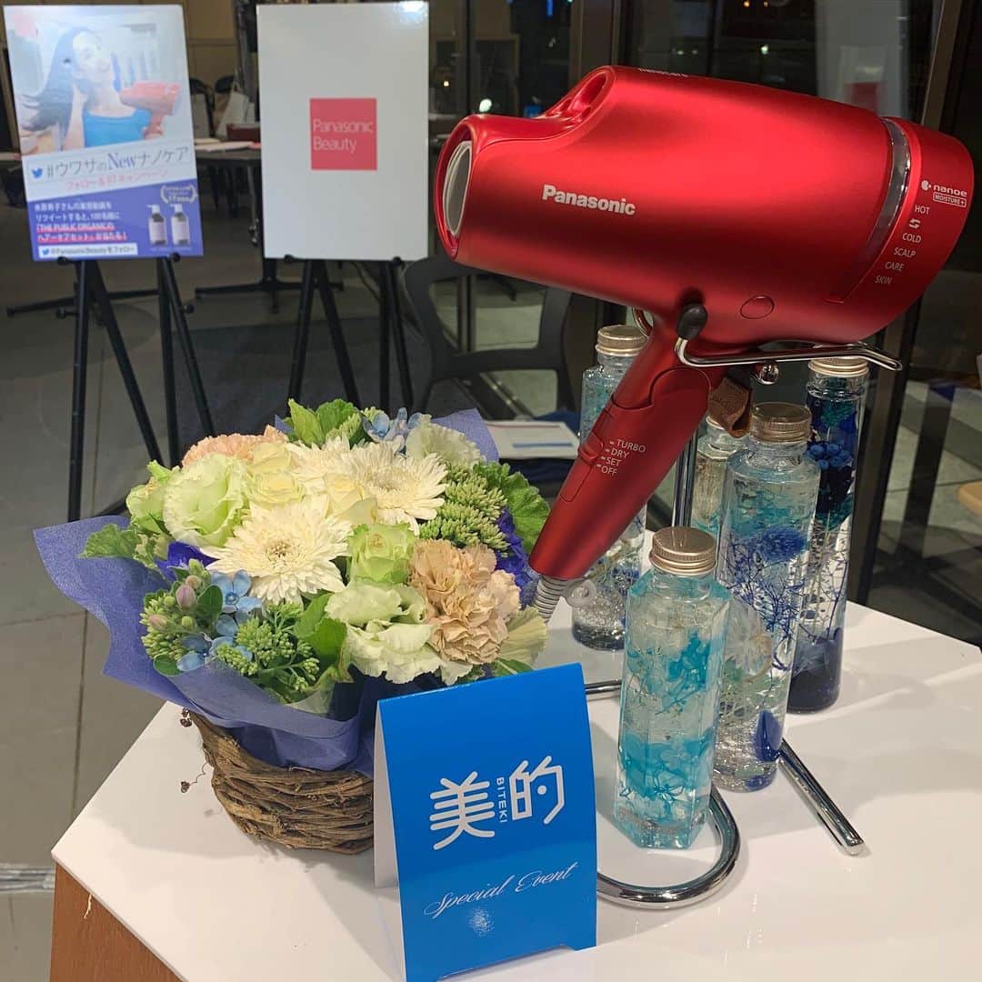 美的 Biteki's official Instagram! さんのインスタグラム写真 - (美的 Biteki's official Instagram! Instagram)「「美的Café with Panasonic Beauty」、つづいては9月1日に新発売するパナソニック ビューティの新ヘアードライヤー「ナノケア」の効果を実際に体験！ スタッフさんに使い方を教わりながら、皆でドライに挑戦しました♪  うるおい髪に導くヘアードライヤーを使った乾かし方のポイントは... ★ブラシを通し髪の水分を均一にしてもつれを取り、タオルで大まかに水分を取る。 ★はじめに髪の根元から、そして中間～毛先と乾かす。 ★仕上げに頭頂部から毛先に向け、手ぐしを通しながら乾かす。 ★ブラシまたは手ぐしで髪を整え、冷ます。  実際に体験してみた参加者からは、「指通りが良くなった」「広がっていたけど、まとまった」との声が♪ 見た目にもツヤッサラッとした髪になっていました✨  そんな大注目のヘアードライヤー「ナノケア」。なんと話題のヘアケアセットが当たるキャンペーン「 #ウワサのNEWナノケア」が9月2日から28日まで実施されます！ 公式ツイッター（@PanasonicBeauty）をフォローし、水原希子さんの実感動画をリツイートすると100名様に「THE PUBLIC ORGANIC」のヘアーケアセットが当たります🎁 『美的』でもベストコスメ受賞の名品をゲットできる大チャンス！ぜひ参加してみてくださいね！  パナソニック ビューティのヘアードライヤー「ナノケア」をはじめ、そのほかイベントの様子は後日美的.comにて紹介します。お楽しみに♪  ヘアードライヤー『ナノケア』EH-NA0B　全2色 オープン価格　2019年9月1日発売予定  #パナソニックビューティ #PanasonicBeauty #ナノイーは新世代へ #1800パーセント#ナノケア #ヘアケア #美的カフェ #美的 #micafeto」8月30日 21時26分 - bitekicom