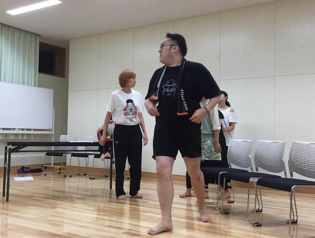 田井弘子さんのインスタグラム写真 - (田井弘子Instagram)「昨日は、朝8時開演の#オハ劇 をはじめて観に行きましたー！ たまに、早起きしてゆとりある時間を過ごすのって悪く無いね☆劇も面白かったし‼️ 9月出演舞台の「譲りたいもの」で共演するパレさんと紗希奈ちゃんが、オハ劇出演日でした。  夜の稽古では、一日長かったのでパレさんテンション上がりめでした！  #パンツ上げすぎ #ハンプティダンプティ感  #意外と足長い  #譲りたいもの  #舞台」8月30日 21時30分 - hirokotai