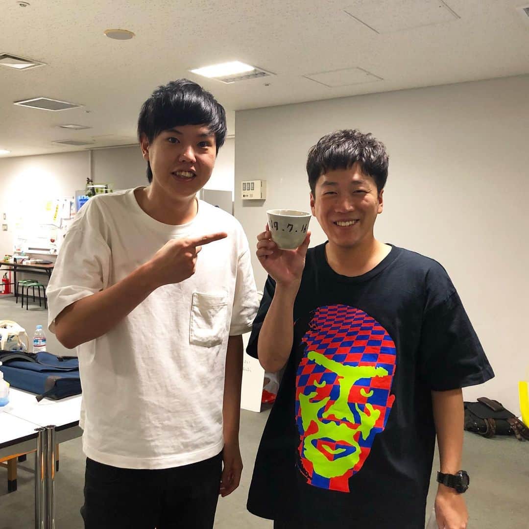 羽尻紘規のインスタグラム：「半年以上前から言い続けていた安井から一カ月半遅れてやっと誕生日プレゼントをもらいました🎁🎉🎉 手作りのグラスです なんか底にシミみたいなのがあってこれ何か聞いたら僕の顔でした」