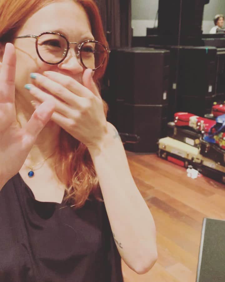 小柳ゆきのインスタグラム：「9/13のスペシャルライブに向け、NOKKOさんとデーモン閣下がリハに来てくださいました‼️ 本日もワクワクが止まらない楽しいリハでしたーーー🤩 . . という事で新曲「Prelude」配信リリースまで、あと… ‼️5日‼️ . . #nokko さん #デーモン閣下 #小柳ゆき #prelude」