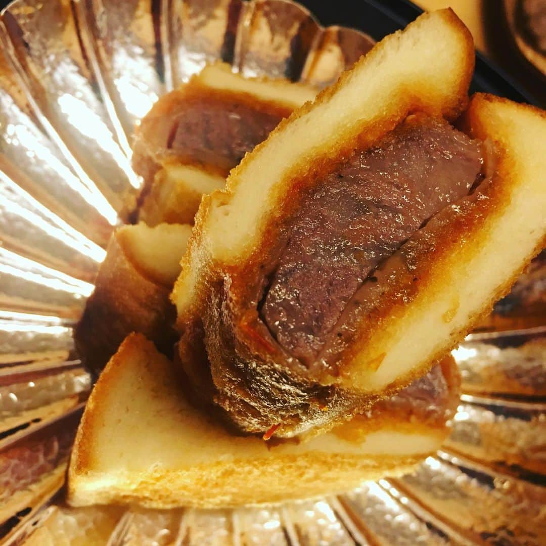 宮田麺児のインスタグラム：「千屋牛の カツサンド。最高。  #千屋牛#カツサンド」