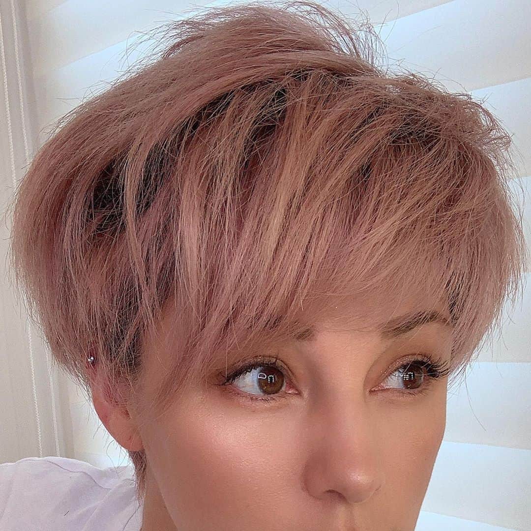 梅宮アンナさんのインスタグラム写真 梅宮アンナinstagram 久しぶりに ザックッ と髪の毛を切ってみました 恵比寿フレンチヴォーグの古川さんカットです 昨日 フレンチヴォーグに行ったら 古川さんカットをカッコいいと思ってくれて アンナちゃん
