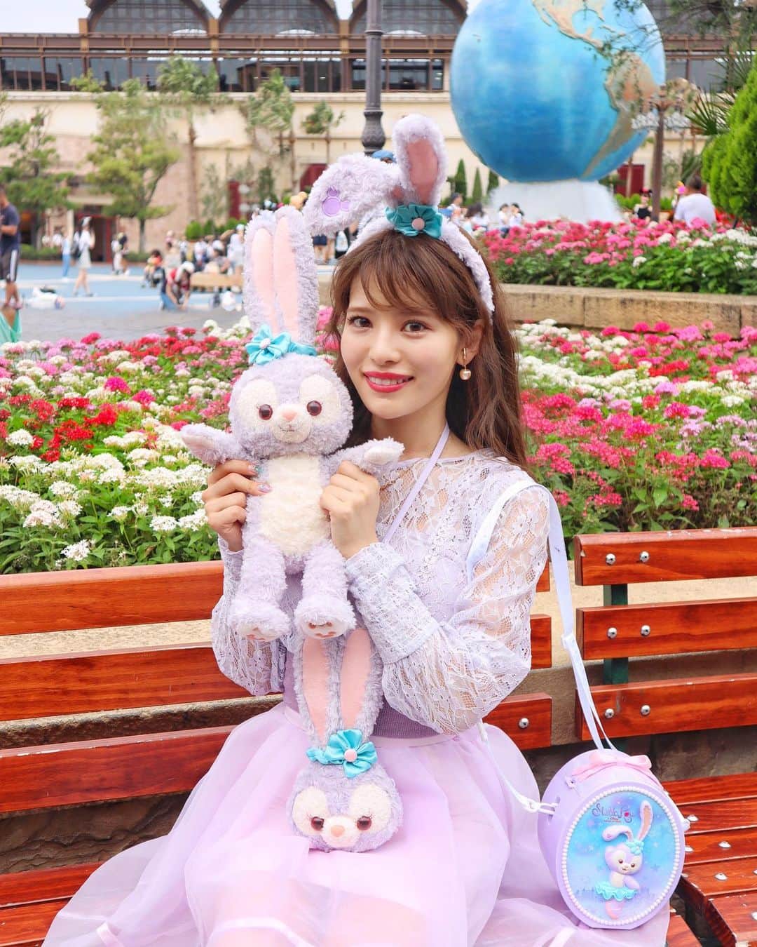 のインスタグラム：「🐰💜🐰💜﻿ ﻿ ちょっと涼しかった日🎐🍃﻿ ルーちゃんコーデがしたくなったの💓💓💓﻿ ﻿ シーの入り口はいつもお花がいっぱいで好き🥰🌼﻿ ﻿ ﻿ 今年も夏が終わっちゃうねぇ〜〜🌈﻿ あんまり夏らしいことできなかったな🤦‍♀️﻿ ﻿ そしてそろそろ衣替えしなきゃ👗﻿ 9月入ったらサンダルや夏コーデはNGと﻿ 10年前くらいから決めてる🥺❣️笑﻿ 秋物着るの楽しみだなあ🍁﻿ ﻿ ﻿ #tokyodisneysea#disneysea#stellalou#tds#disneyig#disneybound#lilybrown#honeysalon#hongkongdisneyland#東京ディズニーシー#東京ディズニーランド#ステラルー#ディズニーバウンド#ケープコッドクックオフ#ステラルーバウンド#みいきディズニー🏰💞」