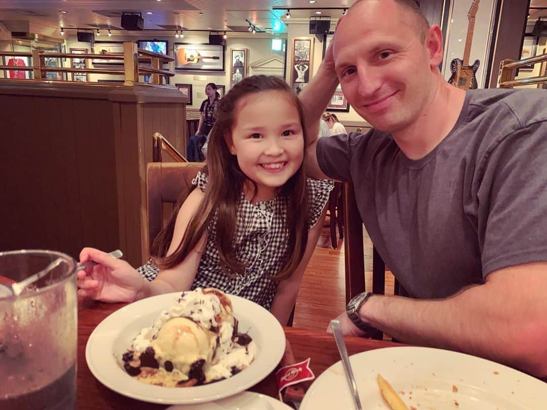 バイリンガル3兄妹のインスタグラム：「Happy Birthday daddy!! ・ 本日8月30日はダディのお誕生日です！ ・ ついに先週末… 4ヶ月ぶりにダディが帰ってきて、お誕生日を一緒にお祝いすることができました！ ・ ・ それと同時に子供達は学校が始まって、しかも新学期ではなく新学年だったもので ・ オリエンテーションやら、クラス訪問やら、買い揃えなきゃいけないものの買出しやら… ・ しかも空雅がミドルスクールに上がってエマと学校が違っちゃうもんだからなんでも2倍で😭 ・ なんだかんだ今週はとてもバタバタと忙しかったんだけど… ・ はぁーーー。 おわったおわった！！ ・ 長かった私のワンオペ生活４ヶ月、内２ヶ月半は夏休みにて24時間子供と一緒生活だったけど！ ・ 気づけば終わったのよぉーー！！！ なんだかんだであっという間でした！！ ・ さ、早速ですが、今週末はダディが連休なので私は夏休みをいただきますよ😂 ・ ちょっとゆっくりしてきます♡ ・ ・ #誕生日 #バイリンガル3兄妹」