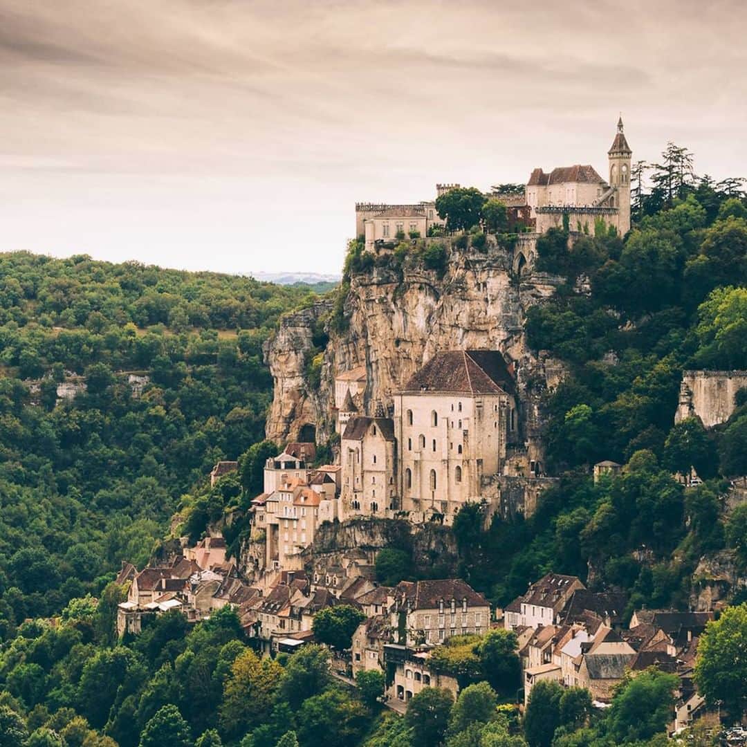 エールフランスのインスタグラム：「Counting the steps to the top and reaching Rocamadour, standing proudly over the Dordogne’s valleys.  Compter les dernières marches avant d’arriver à Rocamadour, surplombant fièrement les vallées de la Dordogne. 📸 Merci @wonguy974 #AirFrance #Franceisintheair」