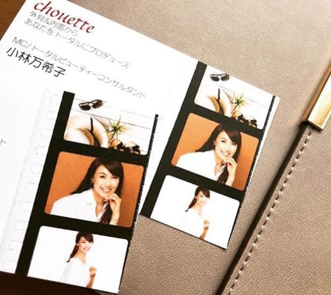 小林万希子さんのインスタグラム写真 - (小林万希子Instagram)「新しい名刺ができあがりました✨ ・ 前の100枚限定名刺がなくなってしまい笑 実は屋号を変えてから名刺を作ってなかったので… yukkyデザインのカラーロゴも入れて♡ ・ 名刺がないのは結構困る(^^; ・ まだ入れたい情報があるのでとりあえず100枚 ・ 今回はピンクがテーマカラー いつものコーラルピンクではなく、 ちょっと攻めてる感の青みのピンク✨笑 私には珍しいカラーセレクト ・ お会いした方にはお渡しします🌸 メモ紙にならないように光沢仕上げにしました😆笑 ・ 年末に撮影をする予定なので、これまで撮影した写真が活かされるようにいろんな場面で使用していこうと思ってるので名刺にも入れてるのです、が、 ・ 名刺作りには相談をさせていただきながら作成する時に、いつもあのピンクのワンピースの写真は採用されない😅 迷うのですが…結局最後は違うものが選ばれる ・ かわいそうに…😢 ・ ということで、 プライベート名刺を作って、その名刺の写真にしようと思います😤笑 ビジネスじゃないのでよいでしょー ・ ・ 100枚の名刺をお配りする出逢いを楽しみにしています🌸 ・ メモ用紙にはしないように！笑 ・ ・ #名刺  #名刺デザイン  #yukkyロゴ #ジャケットスタイル  #万能  #ワンピース  #採用 されない #プライベート名刺  #こちらで採用💁‍♀️ #また新たな  #100枚 の #出逢い  #楽しみにしてます ❤️」8月30日 21時55分 - macky1218