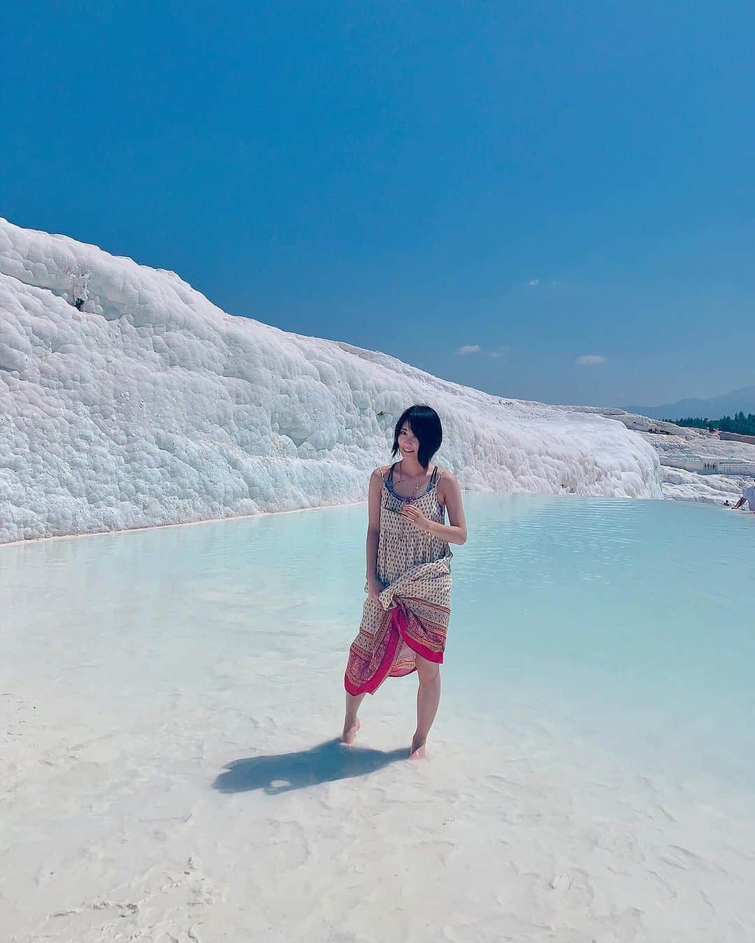 塩見珠希さんのインスタグラム写真 - (塩見珠希Instagram)「石灰棚に水が張っている景色で有名なヒエラポリスですが、近年は水が枯れていることが多いようです。 今回訪れた8月は雨が少ない季節でもあるので、人工的に水を張っているようでした。 ・ ともあれ、消えゆく世界遺産は儚くも美しい景色を見せてくれました。 ・ #旅 #trip #travel  #パムッカレ #トルコ #ヒエラポリス #pamukkale  #turkey #バックパッカー #バックパッカー女子  #backpack #タビジョ #女子旅」8月30日 21時59分 - _shiomi6