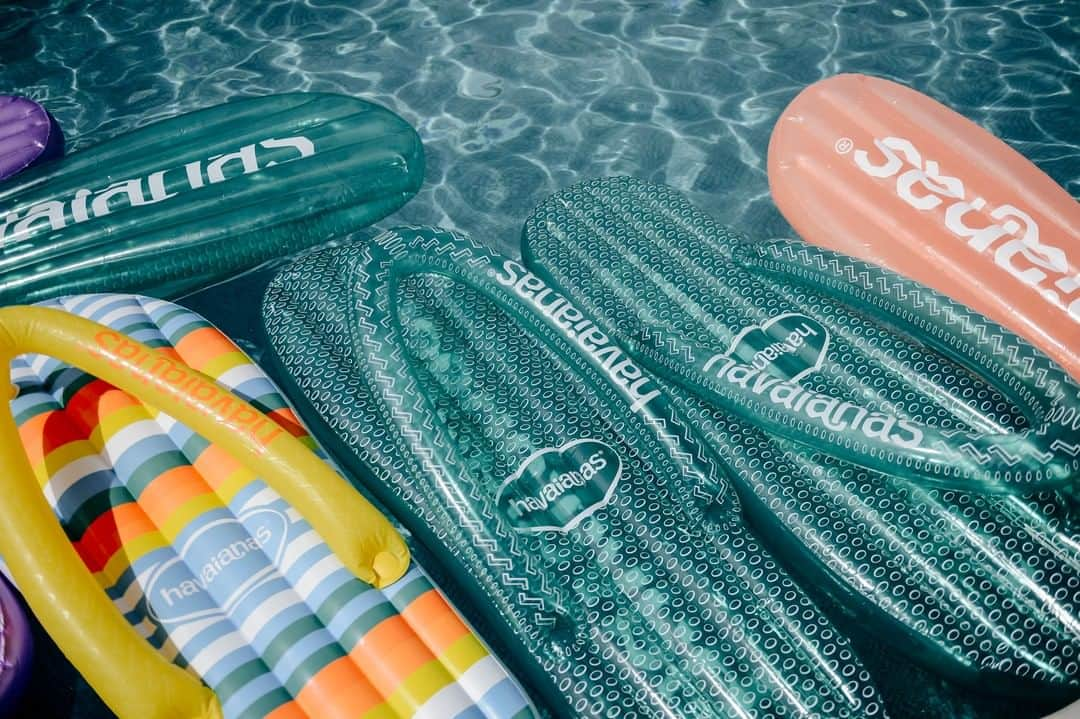 Havaianas Europeさんのインスタグラム写真 - (Havaianas EuropeInstagram)「Don't be spotted at the pool without one of our flip flop #lilos. The perfect way to float through the last few weeks of #summer #Pool #LocalSoul」8月30日 22時02分 - havaianaseurope