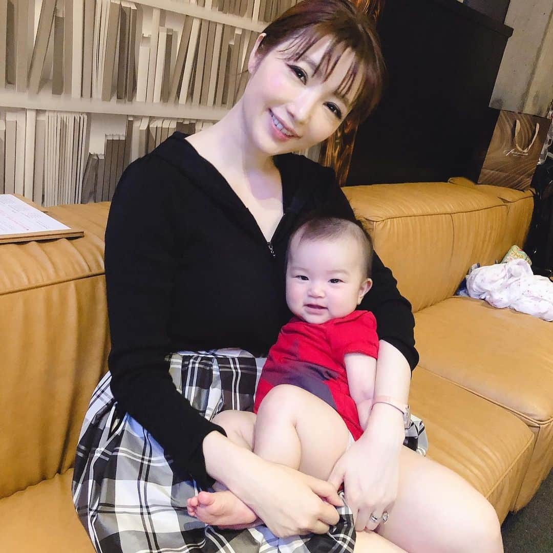 庄司ゆうこさんのインスタグラム写真 - (庄司ゆうこInstagram)「毎月会ってるママ友、悠里ちゃんと涼子ちゃん😍✨ 六本木にあるマーサブランチの個室でゆっくり過ごせました^_^ ベビーカーも入れる個室ってなかなかないから助かる😊 今日もたくさん話せて楽しかった❤️ #六本木ランチ#マーサブランチ#子連れランチ#個室ランチ#男の子ママ#女の子ママ#生後4ヶ月#美馬怜子#森下悠里#庄司ゆうこ#なかなか濃いメンバー」8月30日 22時03分 - yuko.shoji