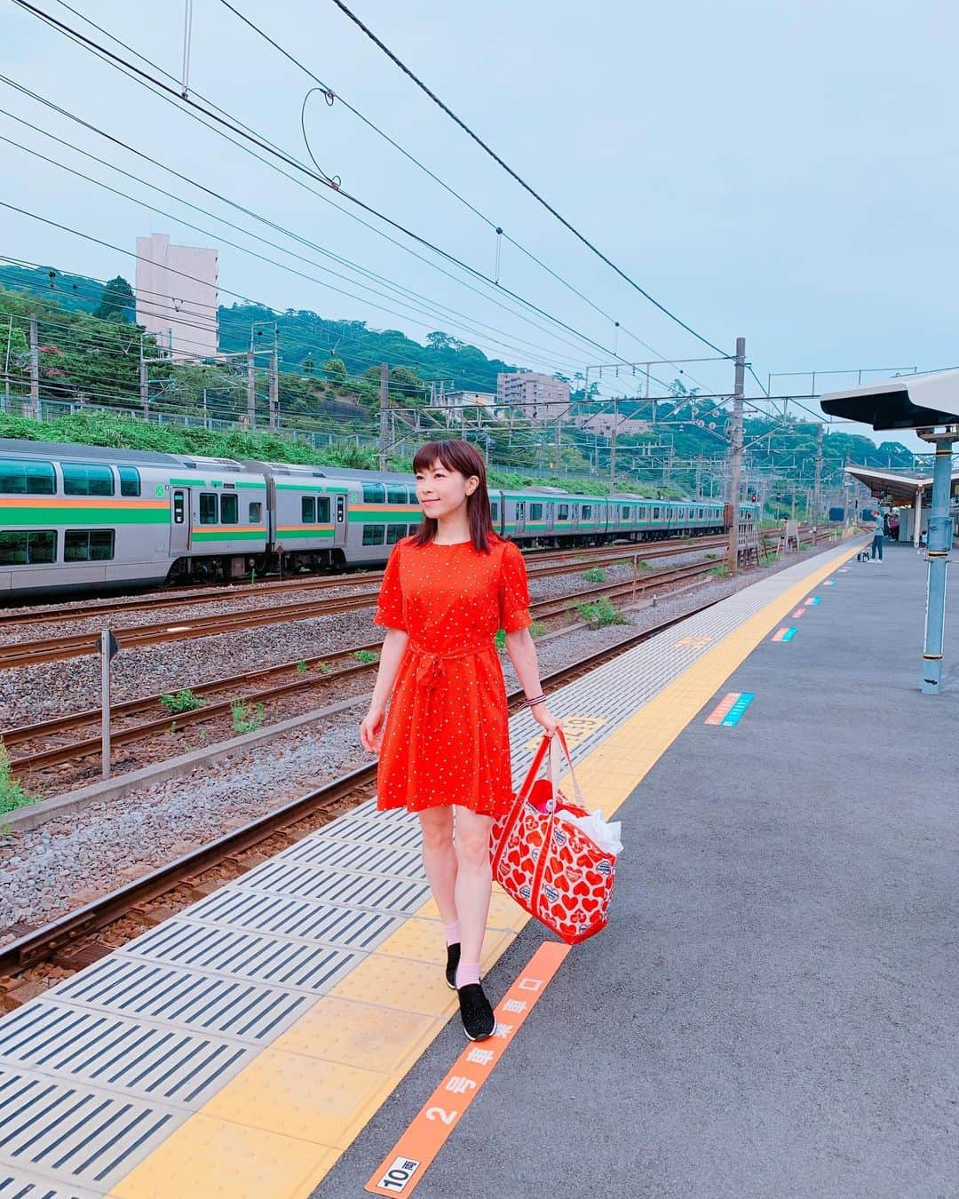 DJ MIYAさんのインスタグラム写真 - (DJ MIYAInstagram)「こんばんはぁ💓明後日から海外なので旅の準備をしてるょー💓💓 その前にーっ💓今週は熱海にお母さんと女子旅ぃー行ってきたょ。 .  熱海駅のお隣、 #来宮駅 の看板が大きくて素敵だったのでパチリ💓 来宮駅ホーム、広くていい感じでしたぁー！(^○^) . ご朱印帳も持って行ってたんだけど、熱海がすごい雨だったから来宮神社⛩行けなかった泣💓また行きたいなーぁぁぁ💓 .  お洋服💓 @envylook_japan . .  #熱海　#熱海旅行　#女子旅　#タビジョ　#国内旅行　#旅ブロガー #インスタグラマー　#今日のコーデ　#ファッションブロガー　#旅好き #旅の記録　#ブロガー　#旅スタグラム　#旅行好き　#今日のファッション #旅行記　#熱海女子旅　#ファッション　#インフルエンサー #ATAMI #静岡県　#旅インフルエンサー　#旅インスタグラマー #ラグジュアリーホテル　#オーベルジュ　#熱海の宿 #マイトリップMIYA #鉄道好き女子」8月30日 22時04分 - dj_miya