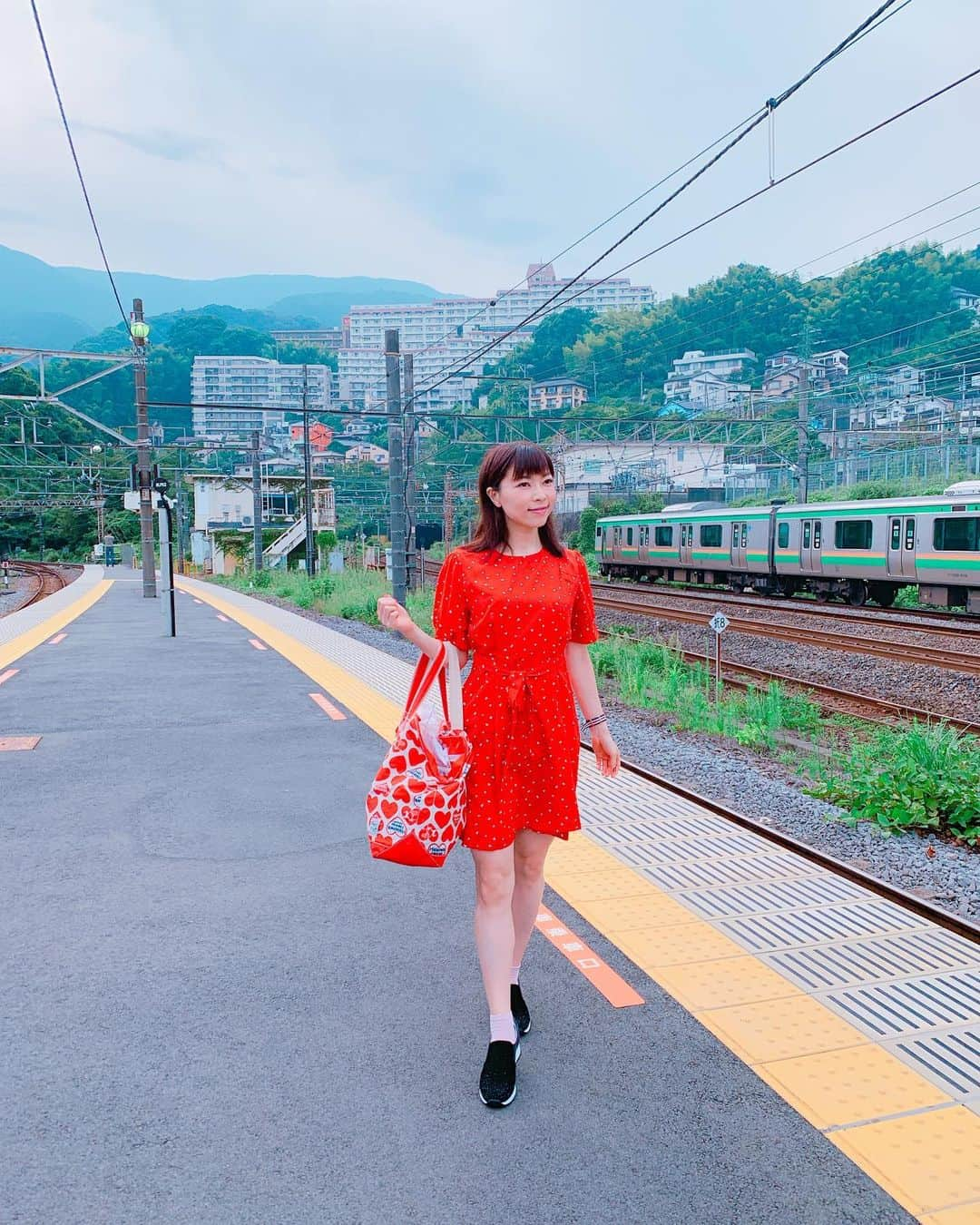 DJ MIYAさんのインスタグラム写真 - (DJ MIYAInstagram)「こんばんはぁ💓明後日から海外なので旅の準備をしてるょー💓💓 その前にーっ💓今週は熱海にお母さんと女子旅ぃー行ってきたょ。 .  熱海駅のお隣、 #来宮駅 の看板が大きくて素敵だったのでパチリ💓 来宮駅ホーム、広くていい感じでしたぁー！(^○^) . ご朱印帳も持って行ってたんだけど、熱海がすごい雨だったから来宮神社⛩行けなかった泣💓また行きたいなーぁぁぁ💓 .  お洋服💓 @envylook_japan . .  #熱海　#熱海旅行　#女子旅　#タビジョ　#国内旅行　#旅ブロガー #インスタグラマー　#今日のコーデ　#ファッションブロガー　#旅好き #旅の記録　#ブロガー　#旅スタグラム　#旅行好き　#今日のファッション #旅行記　#熱海女子旅　#ファッション　#インフルエンサー #ATAMI #静岡県　#旅インフルエンサー　#旅インスタグラマー #ラグジュアリーホテル　#オーベルジュ　#熱海の宿 #マイトリップMIYA #鉄道好き女子」8月30日 22時04分 - dj_miya