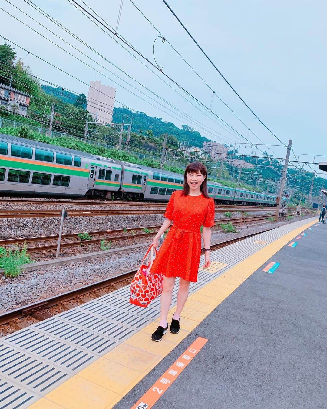 DJ MIYAさんのインスタグラム写真 - (DJ MIYAInstagram)「こんばんはぁ💓明後日から海外なので旅の準備をしてるょー💓💓 その前にーっ💓今週は熱海にお母さんと女子旅ぃー行ってきたょ。 .  熱海駅のお隣、 #来宮駅 の看板が大きくて素敵だったのでパチリ💓 来宮駅ホーム、広くていい感じでしたぁー！(^○^) . ご朱印帳も持って行ってたんだけど、熱海がすごい雨だったから来宮神社⛩行けなかった泣💓また行きたいなーぁぁぁ💓 .  お洋服💓 @envylook_japan . .  #熱海　#熱海旅行　#女子旅　#タビジョ　#国内旅行　#旅ブロガー #インスタグラマー　#今日のコーデ　#ファッションブロガー　#旅好き #旅の記録　#ブロガー　#旅スタグラム　#旅行好き　#今日のファッション #旅行記　#熱海女子旅　#ファッション　#インフルエンサー #ATAMI #静岡県　#旅インフルエンサー　#旅インスタグラマー #ラグジュアリーホテル　#オーベルジュ　#熱海の宿 #マイトリップMIYA #鉄道好き女子」8月30日 22時04分 - dj_miya