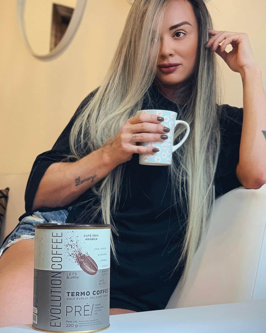 Juliana Salimeniさんのインスタグラム写真 - (Juliana SalimeniInstagram)「Hoje o dia vai ser longo, então já to começando com @evolutioncoffee !! Eu sempre tomo uma dose no café da manhã e uma antes do treino pq ele é um café termogênico, ou seja, acelera o metabolismo e dá uma super disposição pra treinar, estudar, trabalhar e focar no que você quer fazer!! Além de ser uma delicia pq contém leite de coco, cacau e canela 😋 Comece seu dia tb com @evolutioncoffee 💪🏽」8月30日 22時06分 - jujusalimeni