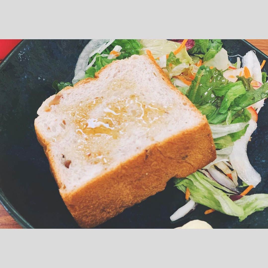 motoさんのインスタグラム写真 - (motoInstagram)「最近とても美味しいくるみパンを見つけまして😍  明日の朝も食べるの楽しみー！  なかなか起きられないけどね！笑  #パン #くるみパン #朝ごはん」8月30日 22時07分 - moto_ssw