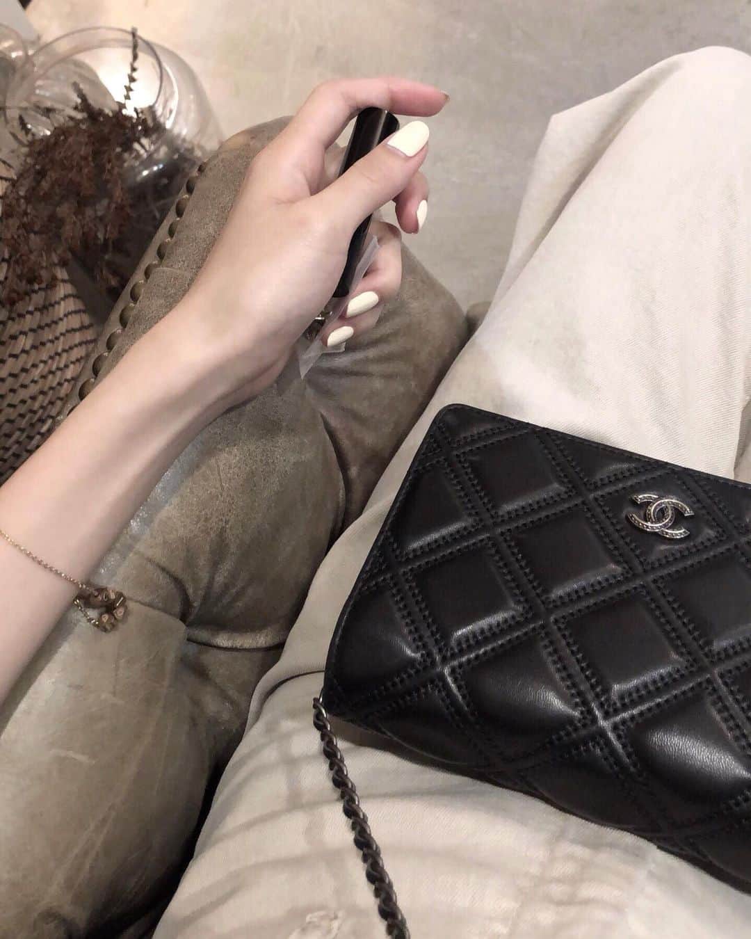 のインスタグラム：「Friday  ゴミ出し以外で外に出ないまま 今週が終わってしまった🤳🏻👩🏻‍💻 週末は頭と目と指を休めて 日を浴びて身体を動かそう🌞✨ . pants @zara bracelet @chloe bag @chanelofficial  #ai_fashion #outfit #fashion #ai_pic」