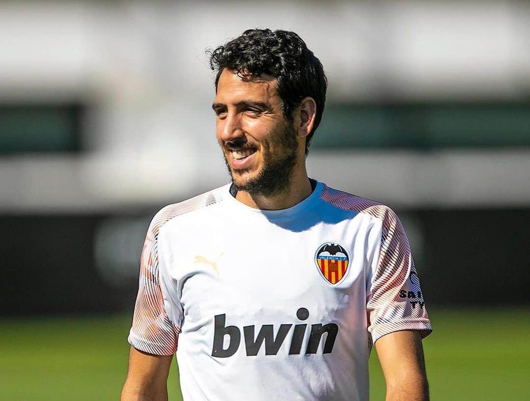 ダニエル・パレホのインスタグラム：「Siempre con una sonrisa... Feliz por estar en la lista de la @sefutbol y porque ya queda menos para volver a Mestalla... Vamos! 💪」