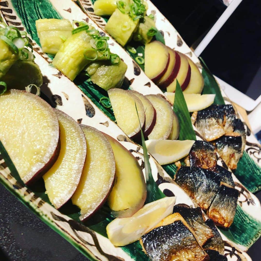 北海道知床漁場 伊丹店さんのインスタグラム写真 - (北海道知床漁場 伊丹店Instagram)「本日は30名を超える団体様のコースのご予約様がおられましたので大変賑わっておりました😊❤️ご予約ありがとうございました！！ㅤㅤㅤㅤㅤㅤㅤㅤㅤㅤㅤㅤㅤ こちらは本日の札幌コースで出させて頂いた、｢焼き茄子、さつまいものレモン煮、ニシンの塩焼き｣です💝ㅤㅤㅤㅤㅤㅤㅤㅤㅤㅤㅤㅤㅤ コースのご予約お待ちしております😊ㅤㅤㅤㅤㅤㅤㅤㅤㅤㅤㅤㅤㅤ #知床漁場 #伊丹店 #北海道レストラン #オアシスタウン #居酒屋 #ランチ #ディナー #宴会 #飲み放題 #海鮮丼 #鶏ザンギ #お造り #蟹 #生牡蠣」8月30日 22時14分 - shiretoko_itami