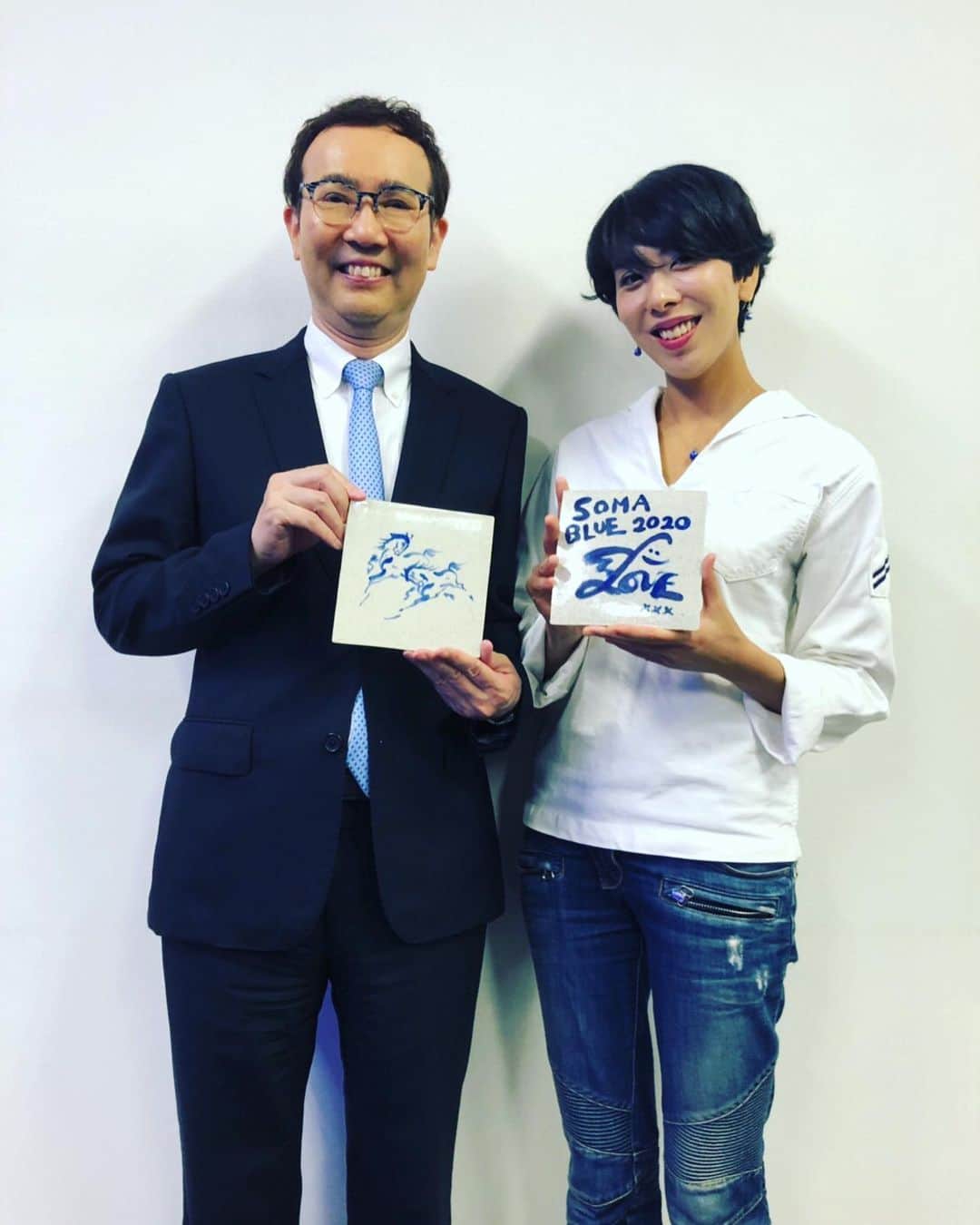 LOVEのインスタグラム：「面白かった...本当に面白かったです。 大変勉強になりました。  なん億年前に生命が生まれた時から 「青」がどんな役割をしてきたか。  芸術家にとって、いかに「青」色が時間や動きの表現を開拓してきたキーになっていたか。  わたしが、福島県浜通りの長期的な課題に対して希望の象徴としてピンときた「青」に感じてたものを、科学的に裏付けして頂いたような頼もしさ！  本当に面白い、ありがたいトークセッションでした。  生物学者福岡伸一先生、お越しいただいた皆さま、ありがとうございました🐳  #SOMABLUE #タイルアートプロジェクト #クラウドファンディング  今日からスタートしました！  #色あせない青 で描くメッセージタイルを相馬市の津波跡に新設の広場に寄贈します。子どもたちの絵付けワークショップは、 #今日ここライブ にてワイワイやります😊  ご協力、何卒よろしくお願いします🙏  https://readyfor.jp/projects/somablue2019」