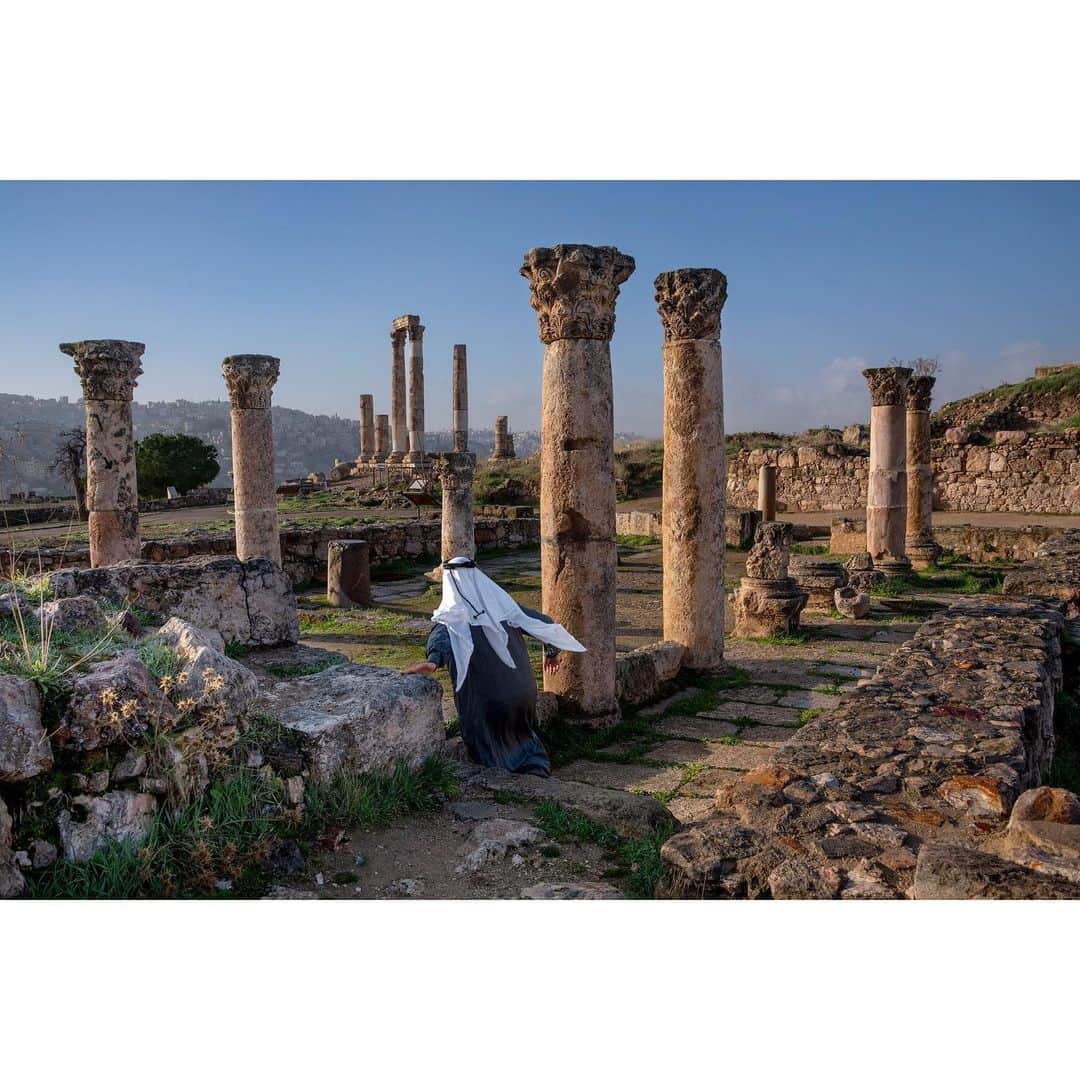 スティーブ・マカリーさんのインスタグラム写真 - (スティーブ・マカリーInstagram)「Man walking through the ruins of the Amman Citadel, #Jordan, 2019.」8月30日 22時25分 - stevemccurryofficial