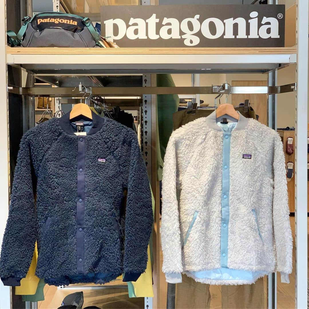 SUNDAY MOUNTAINさんのインスタグラム写真 - (SUNDAY MOUNTAINInstagram)「* 【 明日よりPatagonia autum & winter フェア開催!】 * いよいよ明日 AM11時より 今季 秋冬Patagoniaフェア開催致します♪  人気アイテムのご紹介！  一patagoniaガールズレトロXボマージャケット一  ガールズ向けの商品となっておりますが、大きめのサイズは成人女性も着用が可能とあって 毎年人気アイテムです。  cuteな風合い、お値段もリーズナブルなのが嬉しい♪  13ミリ厚パイル・フリース+ポリエステル製の裏地を合わせていますので、保温性・防風性ともに抜群です。 * ◽︎全4カラー ◽︎¥13,500 税込  是非 気になる方はお早めに！  おすすめアイテムを随時更新します♪ ⚠️rétro x ジャケット、ガールズボマージャケット、ロスカドスクルーの3点のご購入に関しては  人気アイテムの為お1人様、1点とさせて頂きます。  ご了承下さい！  是非 遊びにいらして下さい♪ * ■ THE GATE by SUNDAY MOUNTAIN 営業時間 11:00〜19:00 (水曜定休) 福井県福井市定正町1216 TEL 0776-97-8848 * * ■ オンラインショップ http://campanela.jp/webshop.html （ 公式・楽天・Yahoo!・Amazon・Wowma! ) * * #THEGATEbySUNDAYMOUNTAIN #sundaymountain #サンデーマウンテン #人気アイテム #アウトドア #キャンプ #パタゴニア #ノースフェイス #アークテリクス #チャムス #ヘリーハンセン  #バギーズショーツ #パタゴニア #andwander #Patagonia #ガールズレトロXボマージャケット #レトロx #フリース #カジュアルコーデ #秋コーデ」8月30日 22時29分 - sundaymountain