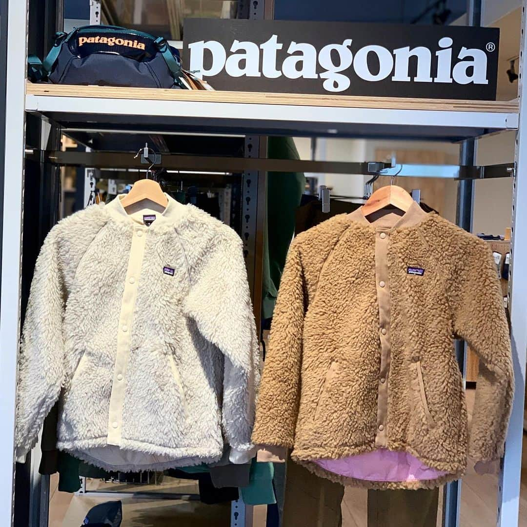 SUNDAY MOUNTAINさんのインスタグラム写真 - (SUNDAY MOUNTAINInstagram)「* 【 明日よりPatagonia autum & winter フェア開催!】 * いよいよ明日 AM11時より 今季 秋冬Patagoniaフェア開催致します♪  人気アイテムのご紹介！  一patagoniaガールズレトロXボマージャケット一  ガールズ向けの商品となっておりますが、大きめのサイズは成人女性も着用が可能とあって 毎年人気アイテムです。  cuteな風合い、お値段もリーズナブルなのが嬉しい♪  13ミリ厚パイル・フリース+ポリエステル製の裏地を合わせていますので、保温性・防風性ともに抜群です。 * ◽︎全4カラー ◽︎¥13,500 税込  是非 気になる方はお早めに！  おすすめアイテムを随時更新します♪ ⚠️rétro x ジャケット、ガールズボマージャケット、ロスカドスクルーの3点のご購入に関しては  人気アイテムの為お1人様、1点とさせて頂きます。  ご了承下さい！  是非 遊びにいらして下さい♪ * ■ THE GATE by SUNDAY MOUNTAIN 営業時間 11:00〜19:00 (水曜定休) 福井県福井市定正町1216 TEL 0776-97-8848 * * ■ オンラインショップ http://campanela.jp/webshop.html （ 公式・楽天・Yahoo!・Amazon・Wowma! ) * * #THEGATEbySUNDAYMOUNTAIN #sundaymountain #サンデーマウンテン #人気アイテム #アウトドア #キャンプ #パタゴニア #ノースフェイス #アークテリクス #チャムス #ヘリーハンセン  #バギーズショーツ #パタゴニア #andwander #Patagonia #ガールズレトロXボマージャケット #レトロx #フリース #カジュアルコーデ #秋コーデ」8月30日 22時29分 - sundaymountain