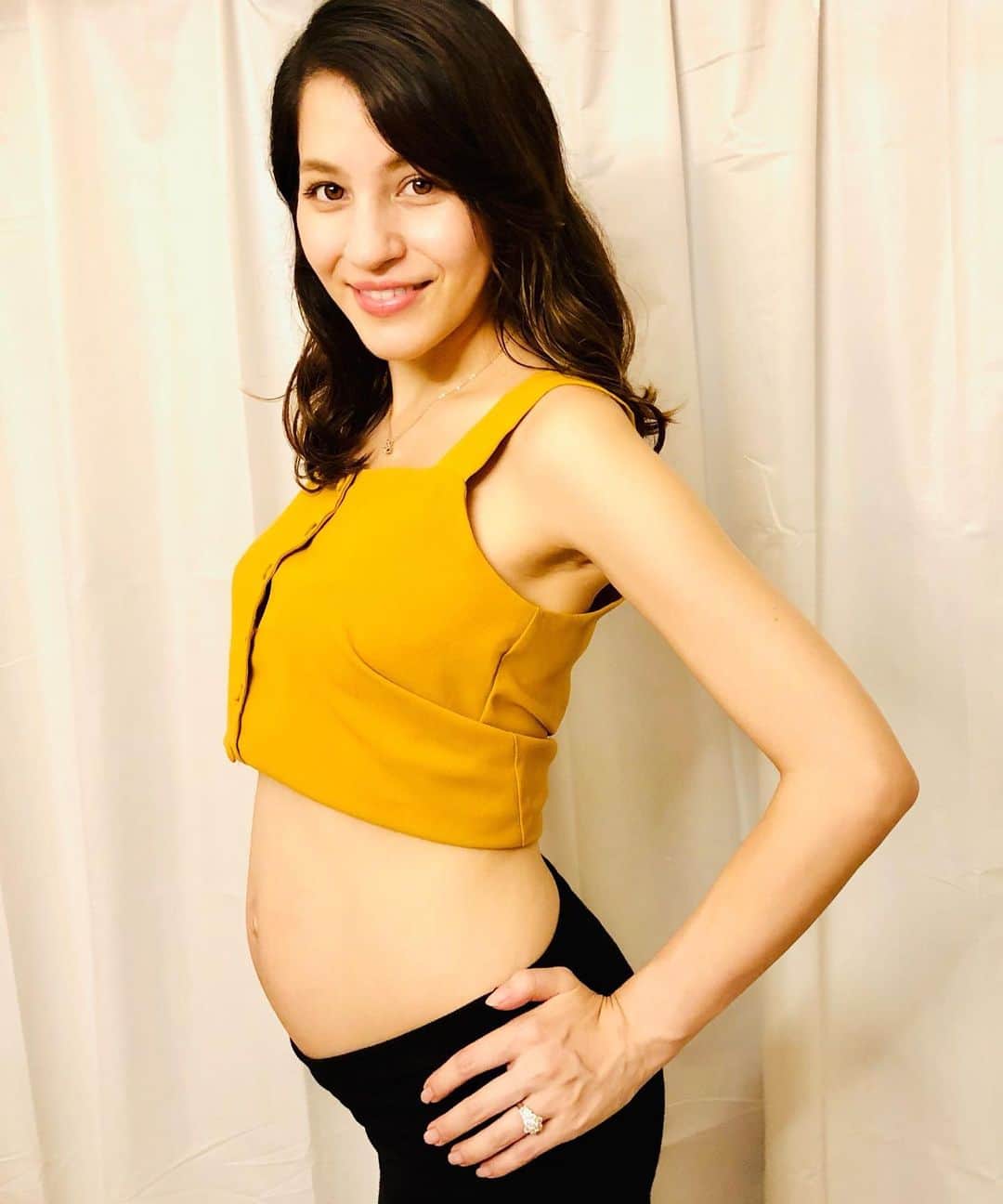 村上シェリーのインスタグラム：「We got married last year 2018 after dating for almost ten years.  #oneyearanniversary  6months pregnant now🤰 22weeks  ご報告が遅くなりました✨ 2018年に結婚し、現在妊娠６か月🤰年末出産予定です👶🏻 This Ruby ring from my husband’s mom which she bought this with her first paycheck long long time ago. What a wonderful gift 💍  お義母さまから頂いたルビーの指輪。その昔、初任給で買ったものだそう。大切にします✨🙏🏻 #受け継がれる #指輪 #感動  #結婚 #marriage #marriagering #momtobe #momtobe2019  #baby #ぷれまま #マタニティ #maternity #妊婦 #妊娠 #結婚記念日 #村上シェリー  #혼혈모델#혼혈여자모델#일본혼혈모델 #바크인스타일서울#모델촬영#모델#모델섭외 #barkinstyle #modelagency #女模 #東京 #可愛」