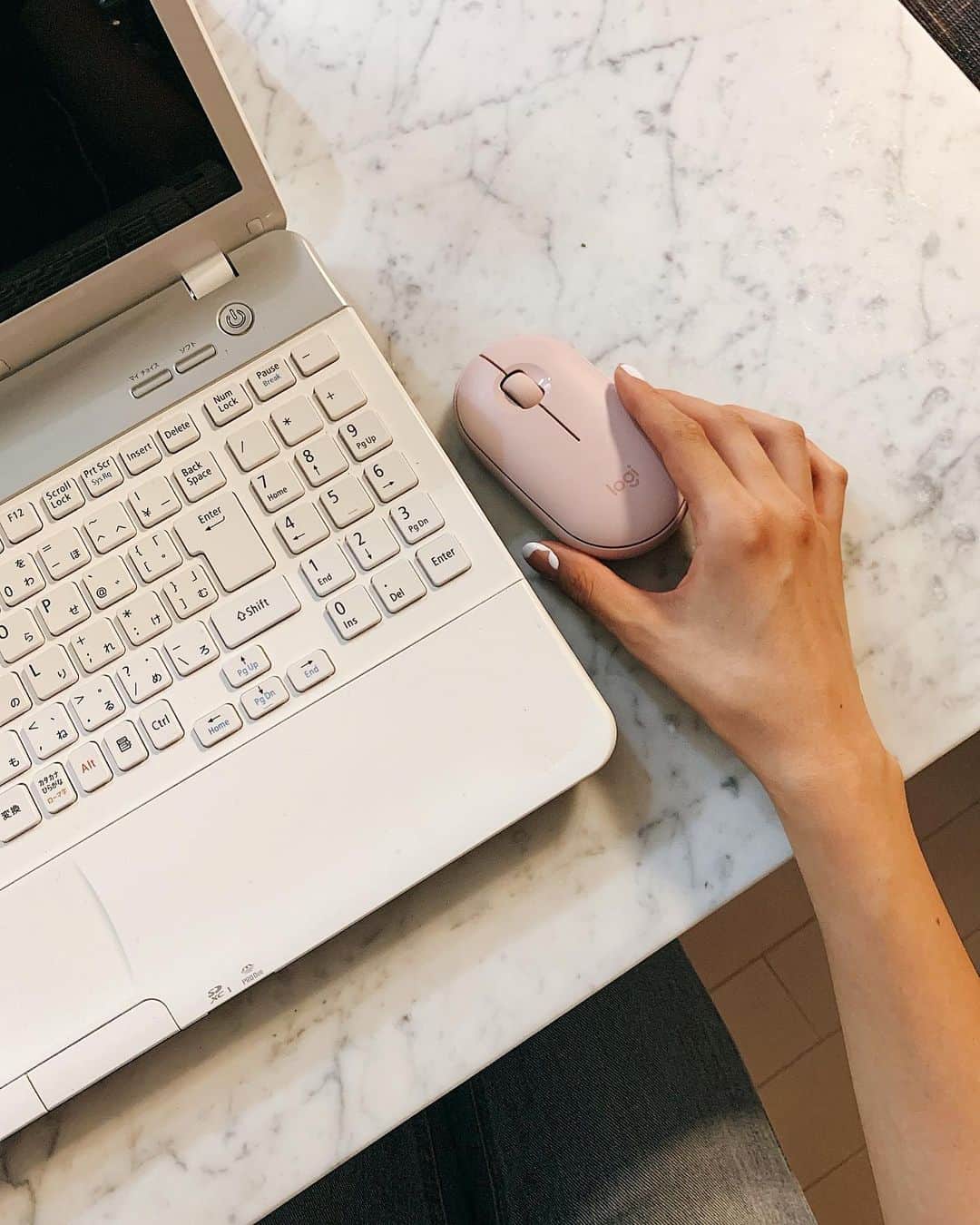 のインスタグラム：「. LogicoolのPebbleマウス💕 こんな可愛いマウスに出会えました👌 お手頃価格でこのクオリティ。 ポケットにもスッと入るスマートさ。 私は自宅用で使っているんですが、 旦那さんの会社用にブラックを 買おうかと思ってます😊✨ パソコンは高くてなかなか買い 変えれないけどマウスを変えるだけ でパソコンを使うのが楽しみになる😍 . Googleカレンダー皆さん 使ってますか？✨ 気になってたお店などを 日程別に保存できるんです🧡 . お仕事の打ち合わせや遊ぶ ときにすぐにシェアできて とっても便利ですよ😍！ . #ワタシメソッド#PR#Pebbleマウス #logicool#仕事#マウス#プライベート」