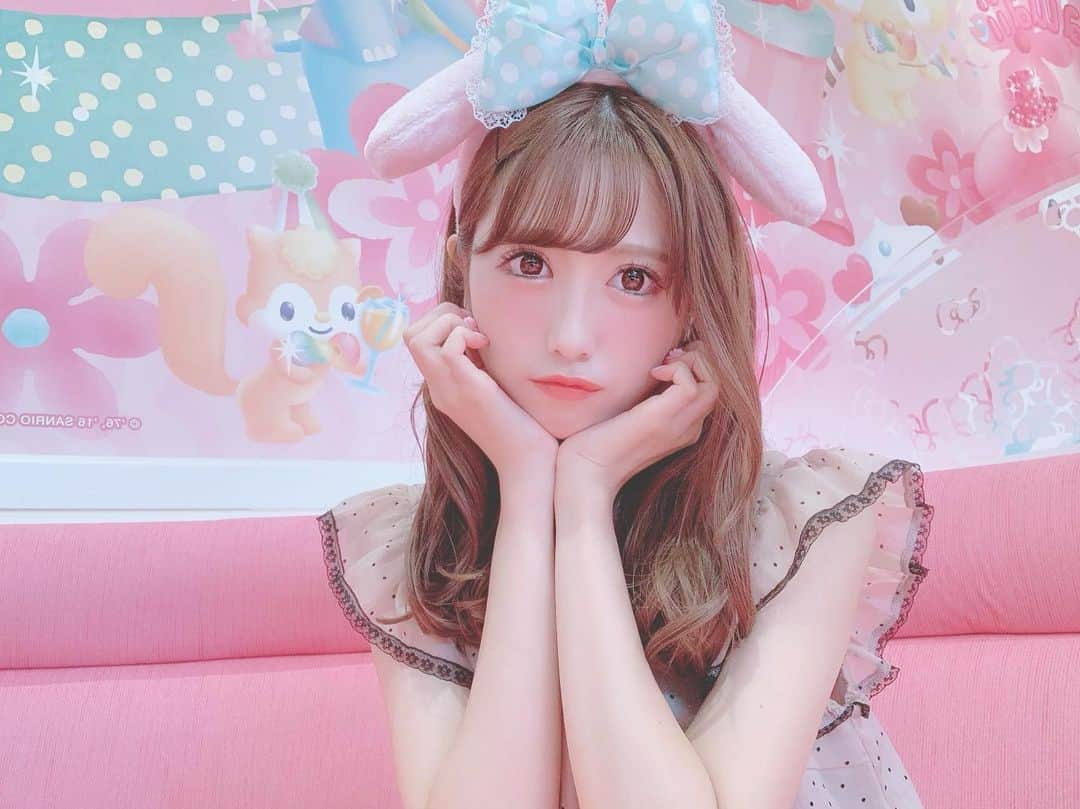 田口未彩のインスタグラム：「❤︎ . . ピューロの写真ばかりでごめんね、、！ ここはレインボーワールドレストランのマイメロちゃんエリアだよ🎀 ピンクすぎてかわいい、、、 . マイメロのカチューシャえみりに借りた🎀 .  #サンリオ #サンリオピューロランド #ピューロランド #ピューロ #クロミ #クロミちゃん #マイメロ #量産型 #量産型女子 #anmille #アンミール #エブリン #メイク #オレンジメイク #ピューロコーデ #カチューシャ #量産型コーデ #双子 #姉妹 #ピンクコーデ #インスタ映え #映え」