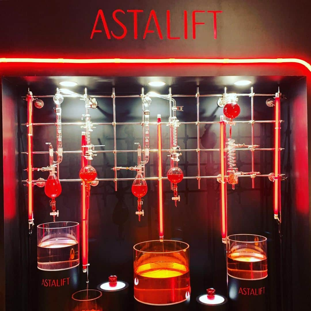 星玲奈さんのインスタグラム写真 - (星玲奈Instagram)「ASTALIFTから、9/1にリニューアル発売される 新ジェリー アクアリスタのローンチイベントに行ってきました😊 ASTALIFTは、日焼け止めを何年も愛用し続けている程 個人的にも大好きなブランド💓 これまでのジェリーアクアリスタも何度も使っていますが 新しくなったジェリー アクアリスタは 保湿成分のセラミドを、より肌に早く確実に浸透させるべく、世界最小サイズにナノ化した Wヒト型ナノセラミドを配合。 従来のものに比べ、よりハリとうるおいを感じられるように💓 洗顔後すぐに、プルプルの赤いジェルをひと塗り。 みずみずしく柔らかくなる肌感がやみつきになります✨ ・ #pr#アスタリフト#ASTALIFTLAB」8月30日 22時37分 - reinahoshi1015