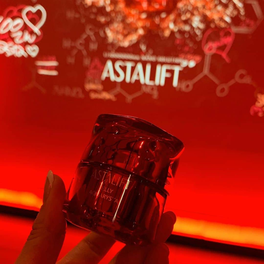 星玲奈さんのインスタグラム写真 - (星玲奈Instagram)「ASTALIFTから、9/1にリニューアル発売される 新ジェリー アクアリスタのローンチイベントに行ってきました😊 ASTALIFTは、日焼け止めを何年も愛用し続けている程 個人的にも大好きなブランド💓 これまでのジェリーアクアリスタも何度も使っていますが 新しくなったジェリー アクアリスタは 保湿成分のセラミドを、より肌に早く確実に浸透させるべく、世界最小サイズにナノ化した Wヒト型ナノセラミドを配合。 従来のものに比べ、よりハリとうるおいを感じられるように💓 洗顔後すぐに、プルプルの赤いジェルをひと塗り。 みずみずしく柔らかくなる肌感がやみつきになります✨ ・ #pr#アスタリフト#ASTALIFTLAB」8月30日 22時37分 - reinahoshi1015