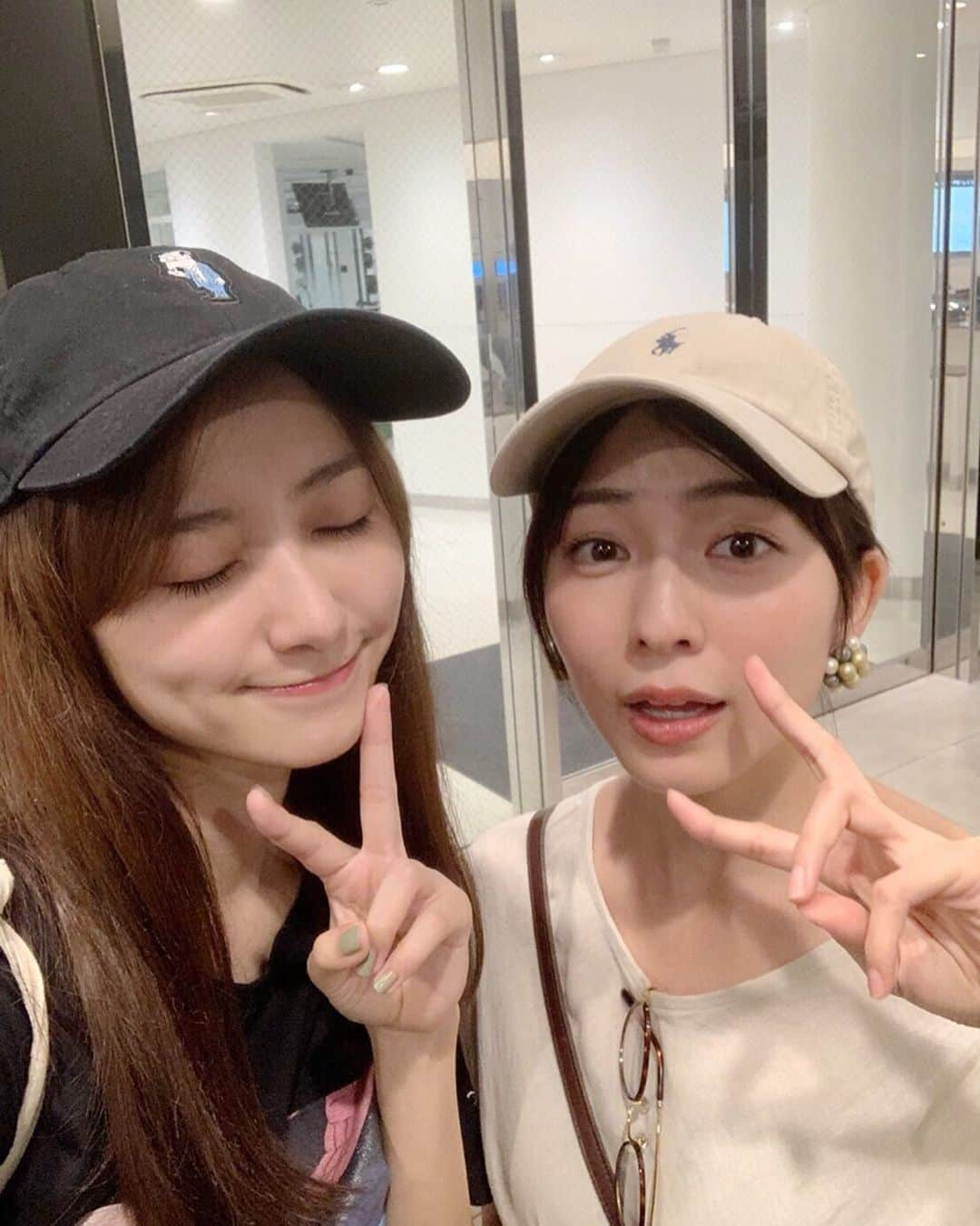 小島梨里杏さんのインスタグラム写真 - (小島梨里杏Instagram)「次会った時に、お互い頑張ったぜ〜💪🏻てちゃんと報告できるように頑張るのだ。  いろんな話が出来て、こういう時間が心を持ち上げて現在を、未来を、楽しくするんだなって改めて思った。  長いもので出会って10年です。ひょー。  いつもありがとうりほ。」8月30日 22時42分 - r_riria