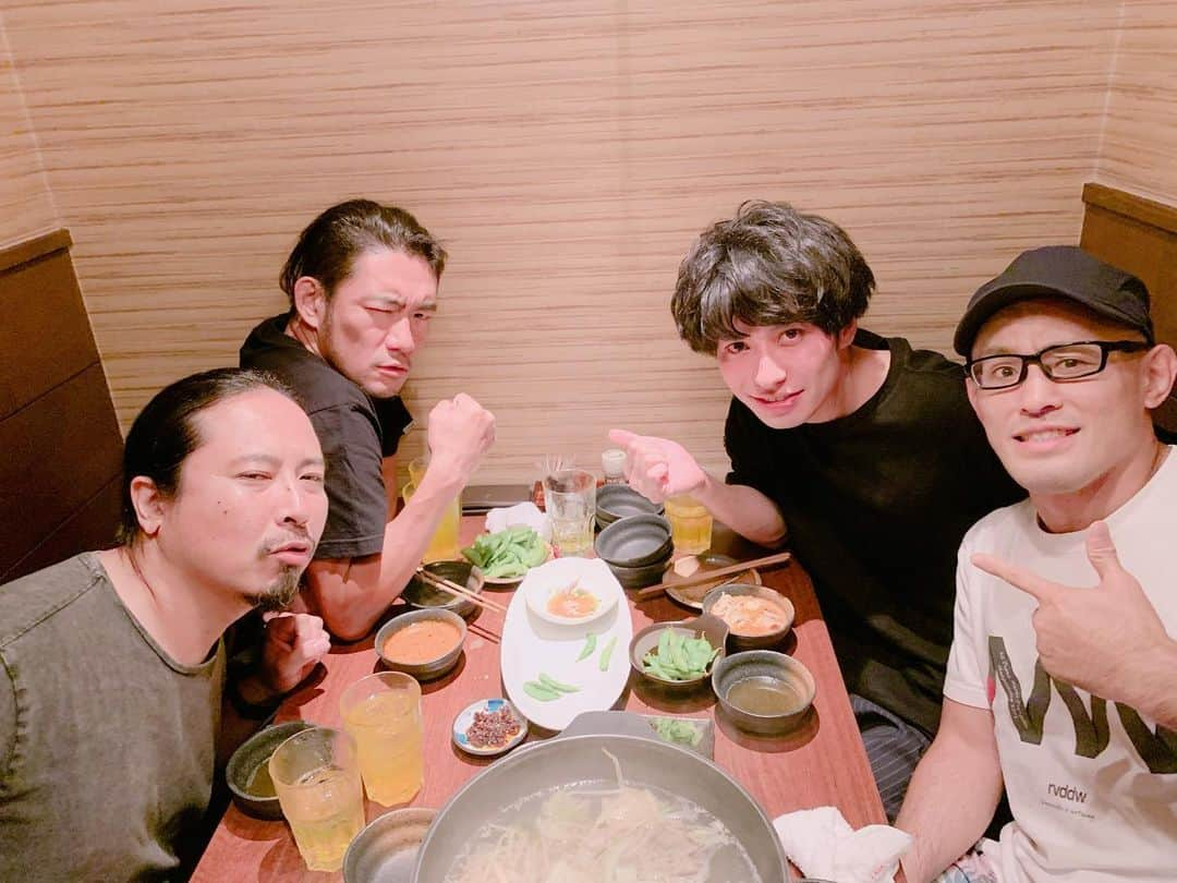 武田航平さんのインスタグラム写真 - (武田航平Instagram)「#toshilow #brahman  #ronzi #中塚靖人 #samurai #鬼弁本舗 #鬼弁 #タワレコ #武蔵小杉店様 #brahmanファンの皆様 #トシロウファンの皆様 #一緒に応援していきましょ！ とある俳優として命名していただきました！ ロンジさんの歌よかった〜！ #好き好きロンちゃん 打ち上げで中塚靖人さんとも合流してみんなでしゃぶしゃぶしました〜。」8月30日 22時42分 - kouhei_takeda.official