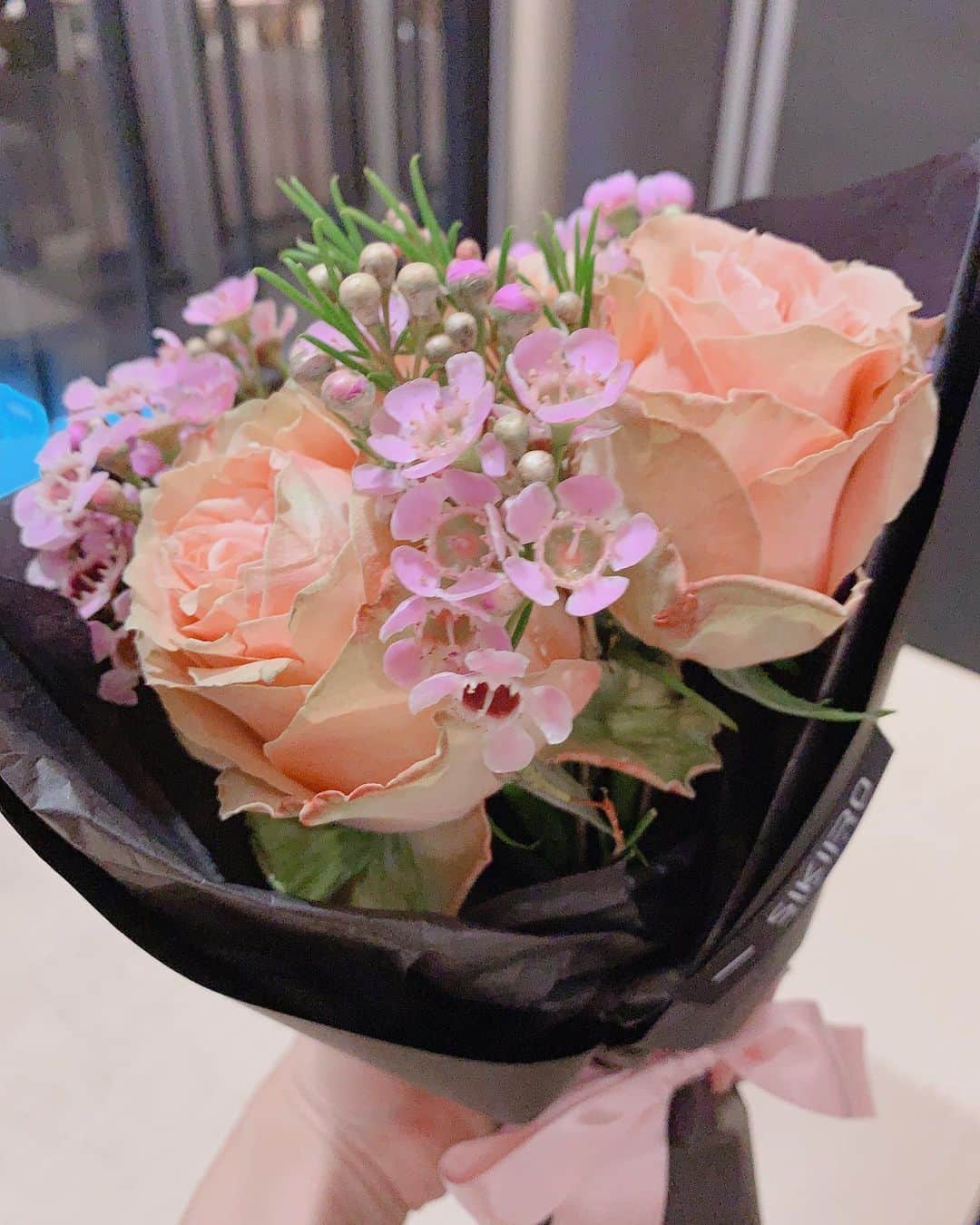 相沢礼子さんのインスタグラム写真 - (相沢礼子Instagram)「さえちゃんがお花 プレゼントしてくれました^ ^💐 かわいいお花、ありがとう😊  さえちゃんは、横浜ツウ！という番組でレポーター役を交互にさせて頂いたご縁で、今でも仲良くさせて貰っています。 さえちゃんありがとう♡  #お花  #誕生日プレゼント #ありがとう #相沢礼子 #sikiro  #newyork #jeans #n」8月30日 22時53分 - reikoaizawa828