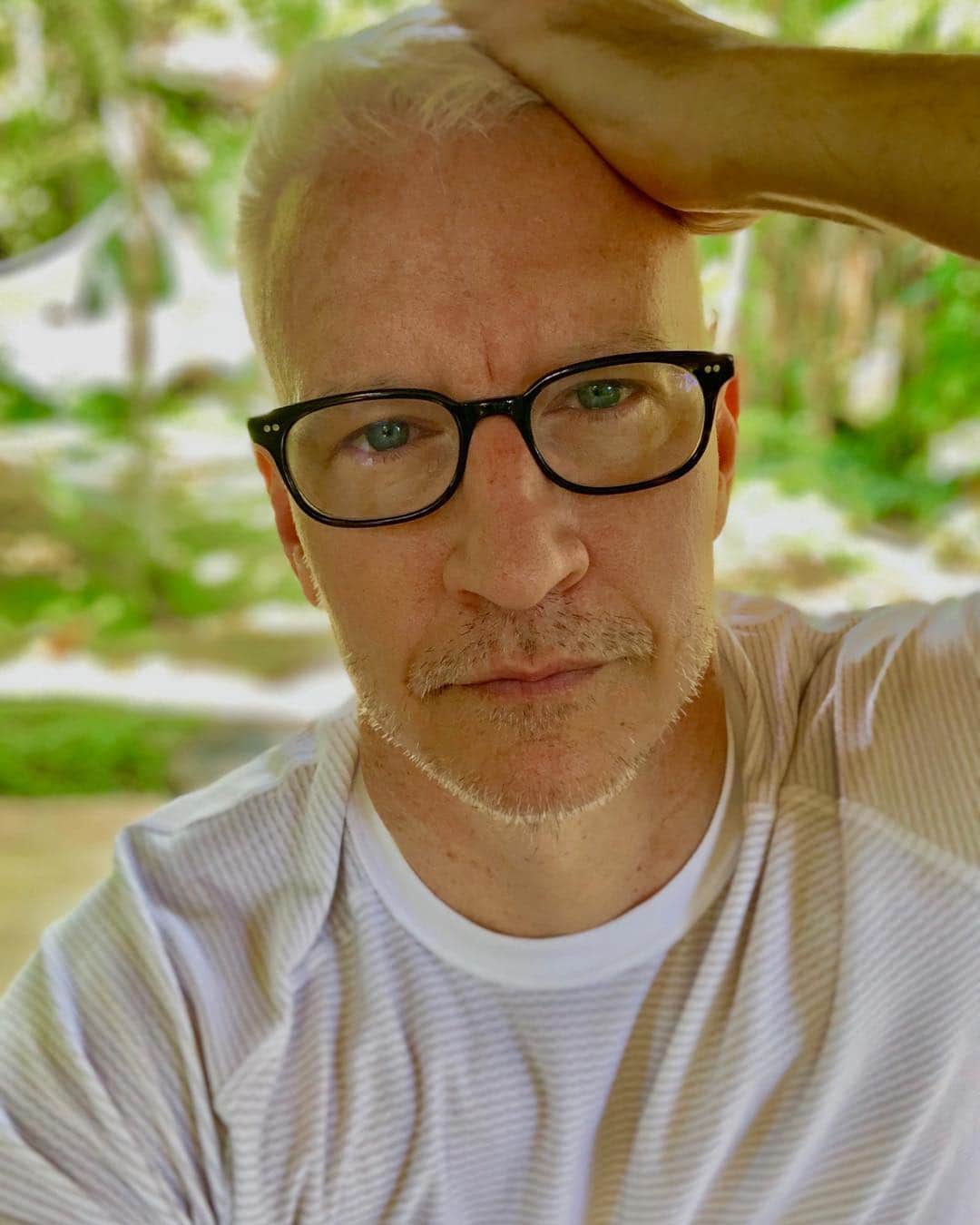 アンダーソン・クーパーのインスタグラム：「May need to cut my writing time short and head back. Also slow progress on #TheBlitzerBeardChallenge. Maybe someday I will be an adult.」